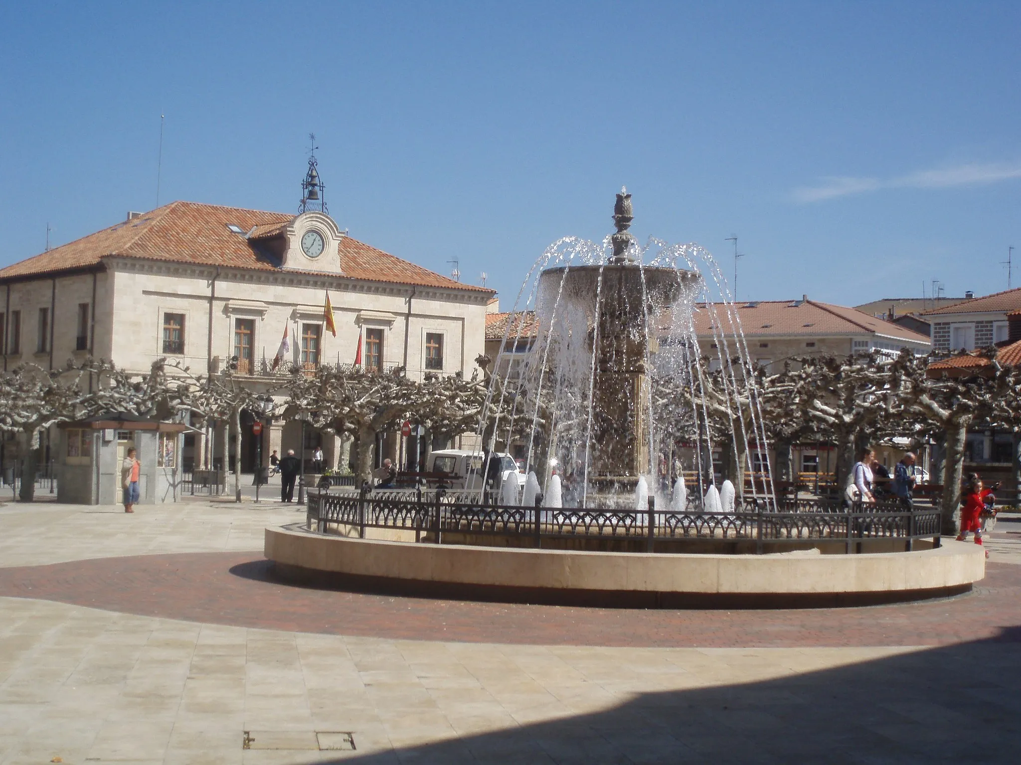 Photo showing: Plaza Mayor de Villarcayo, al fondo, la Casa Consistorial.