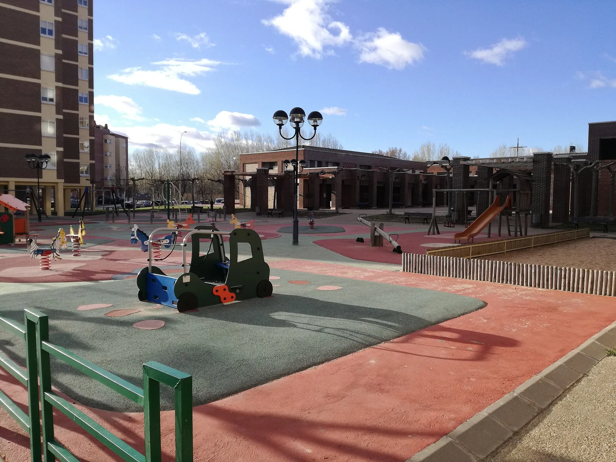Photo showing: Parque infantil y plaza principal de la urbanización los Olmillos (Palencia)