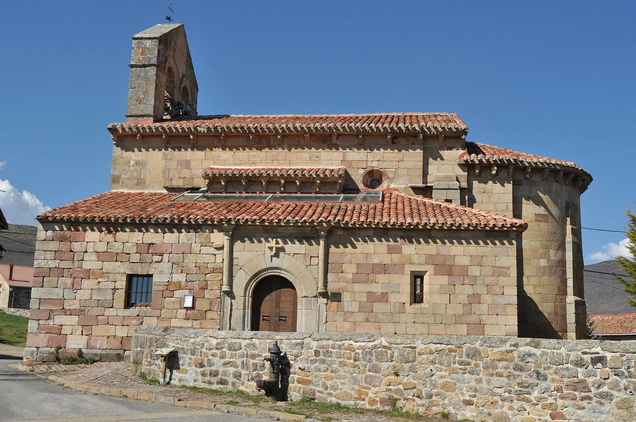 Photo showing: Revilla de Santullan - Iglesia de San Cornelio y San Cipriano - 002