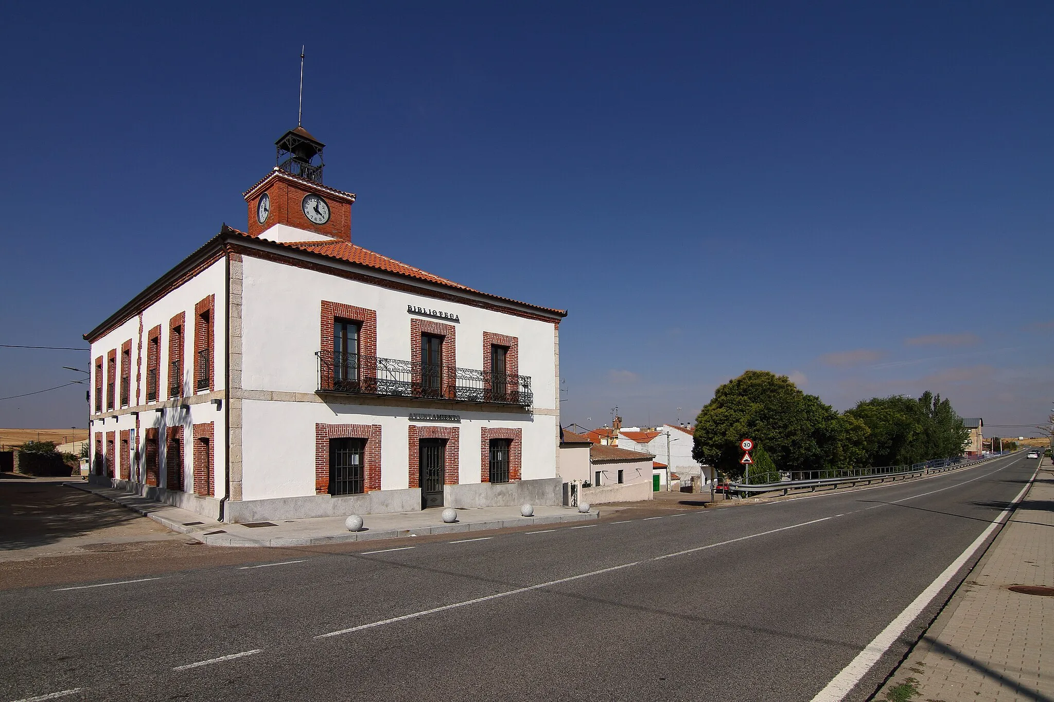 Photo showing: Mozárbez, Ayuntamiento y carretera N-630
