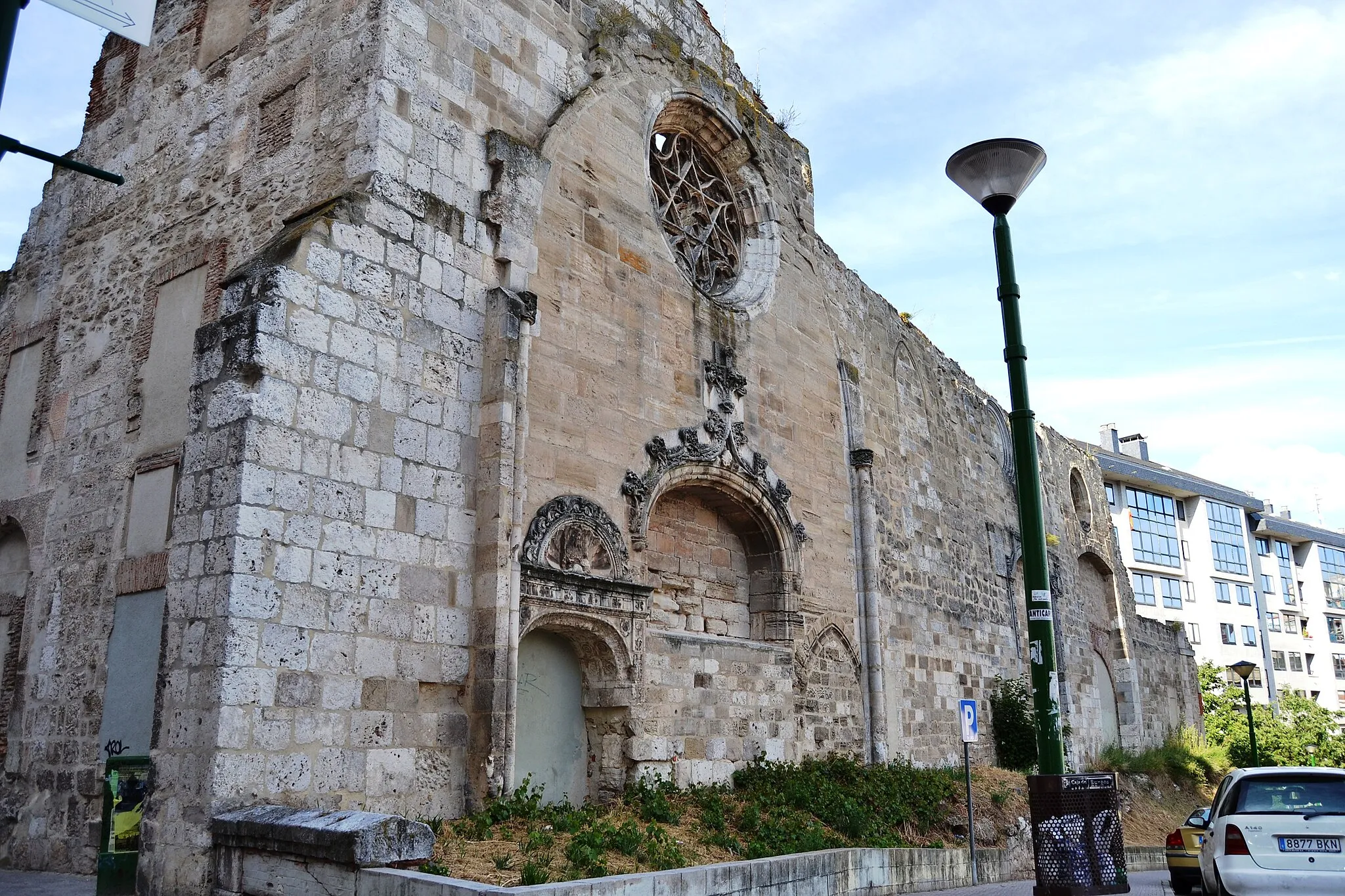 Photo showing: Uno de los muros que quedan del Monasterio.