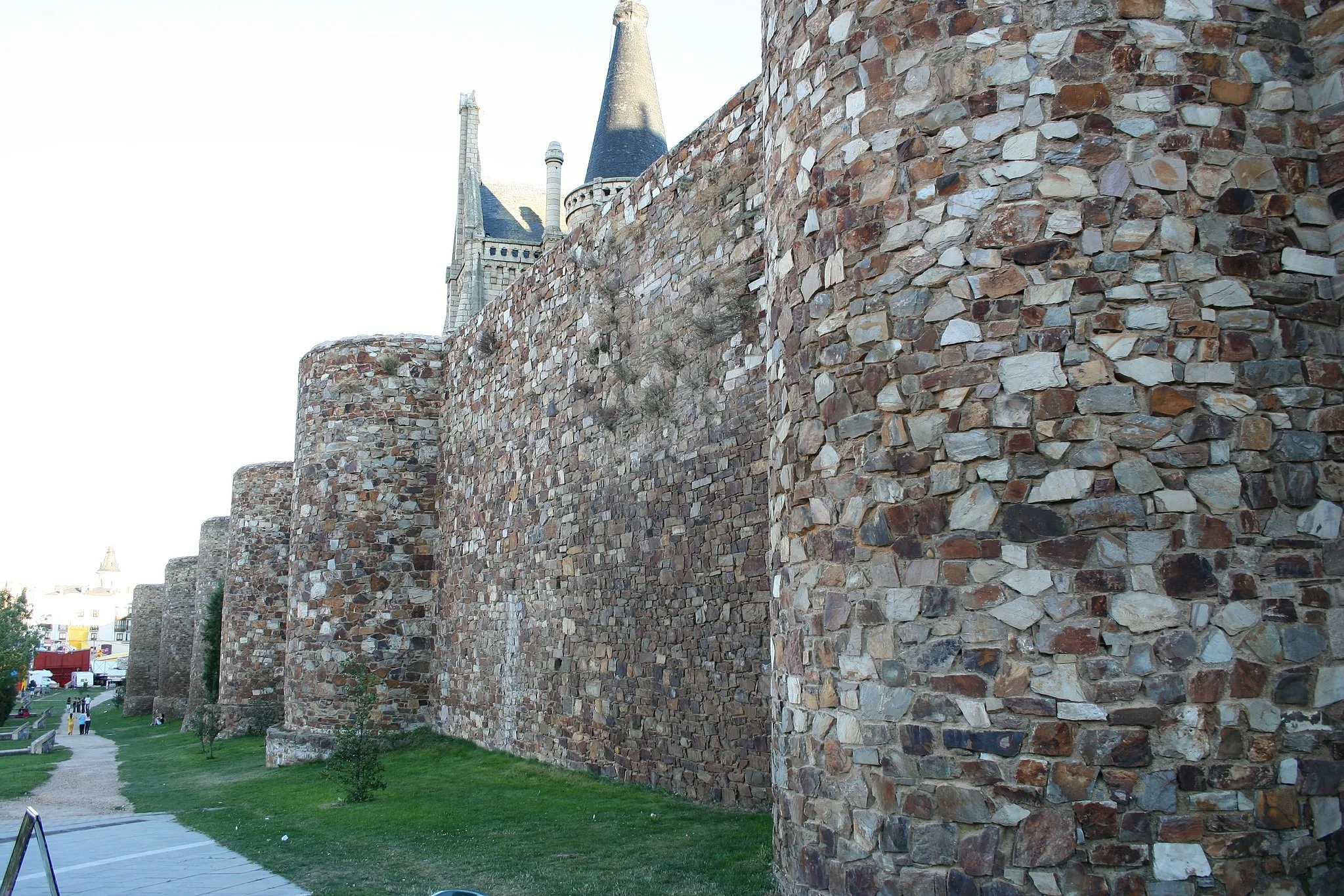 Photo showing: Vista exterior de la muralla