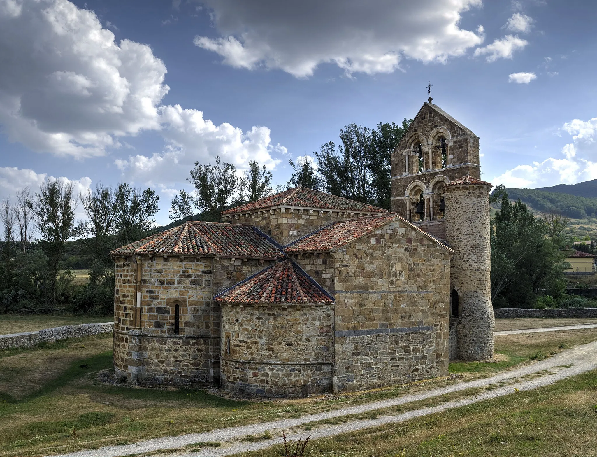 Photo showing: Esta iglesia, antes colegiata, está el municipio de La Pernía, Palencia.  Destaca su espadaña que, al contrario que muchas otras, añadidas posteriormente, es original.