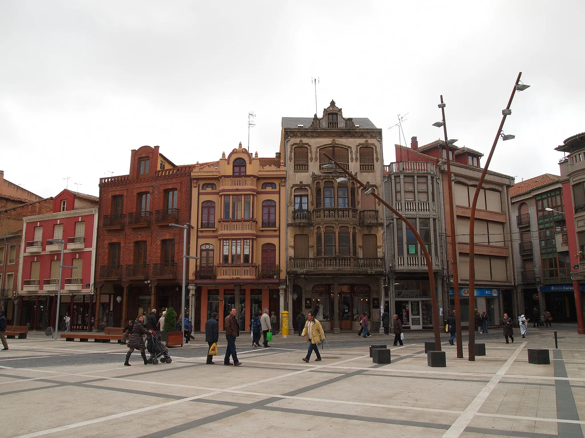Photo showing: The main square in La Bañeza, a spanish town in the province of León, after being remodelated in 2010