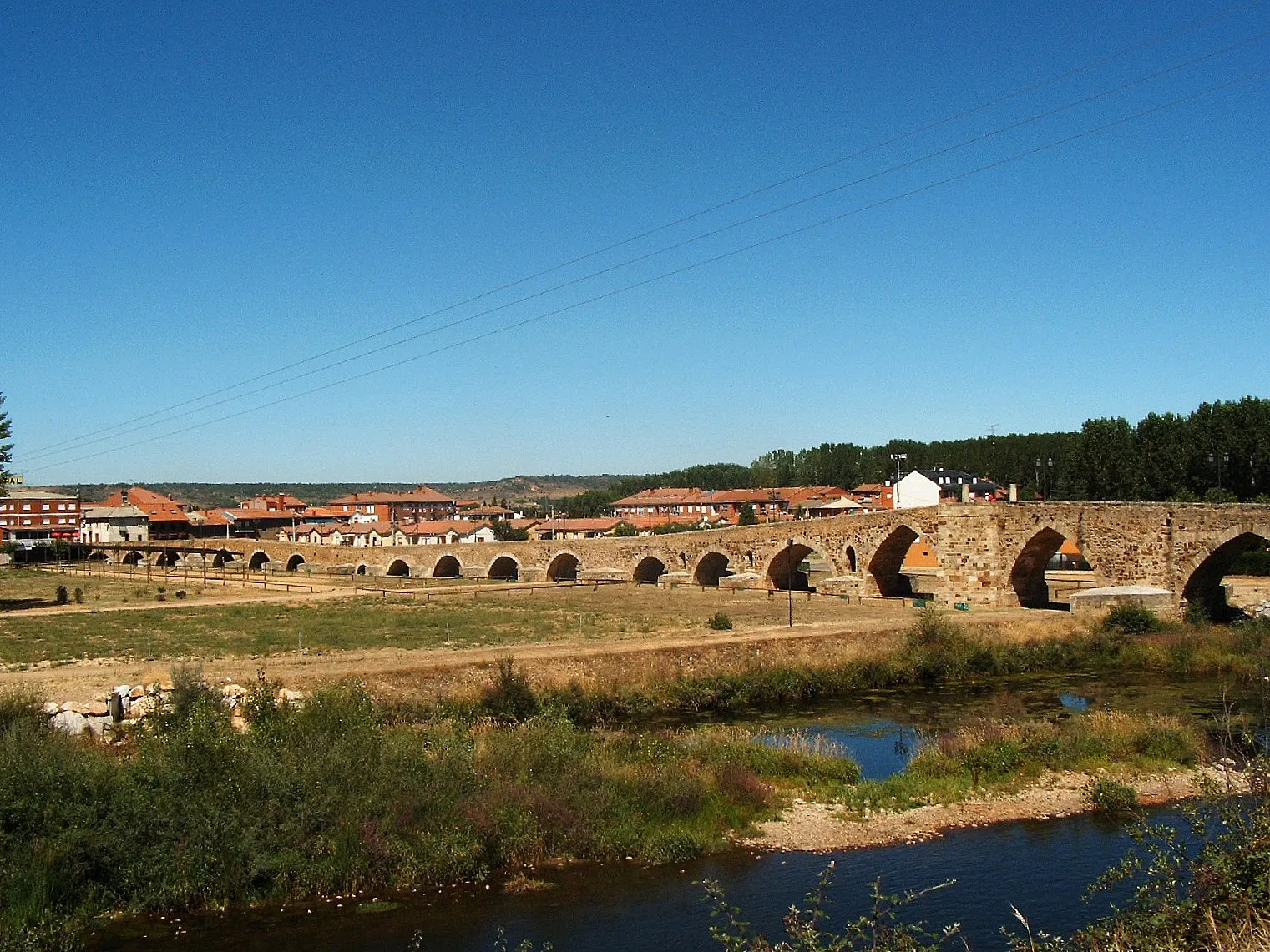 Photo showing: Vista de Hospital de Órbigo (León, España) con el puente del Paso Honroso en primer término.