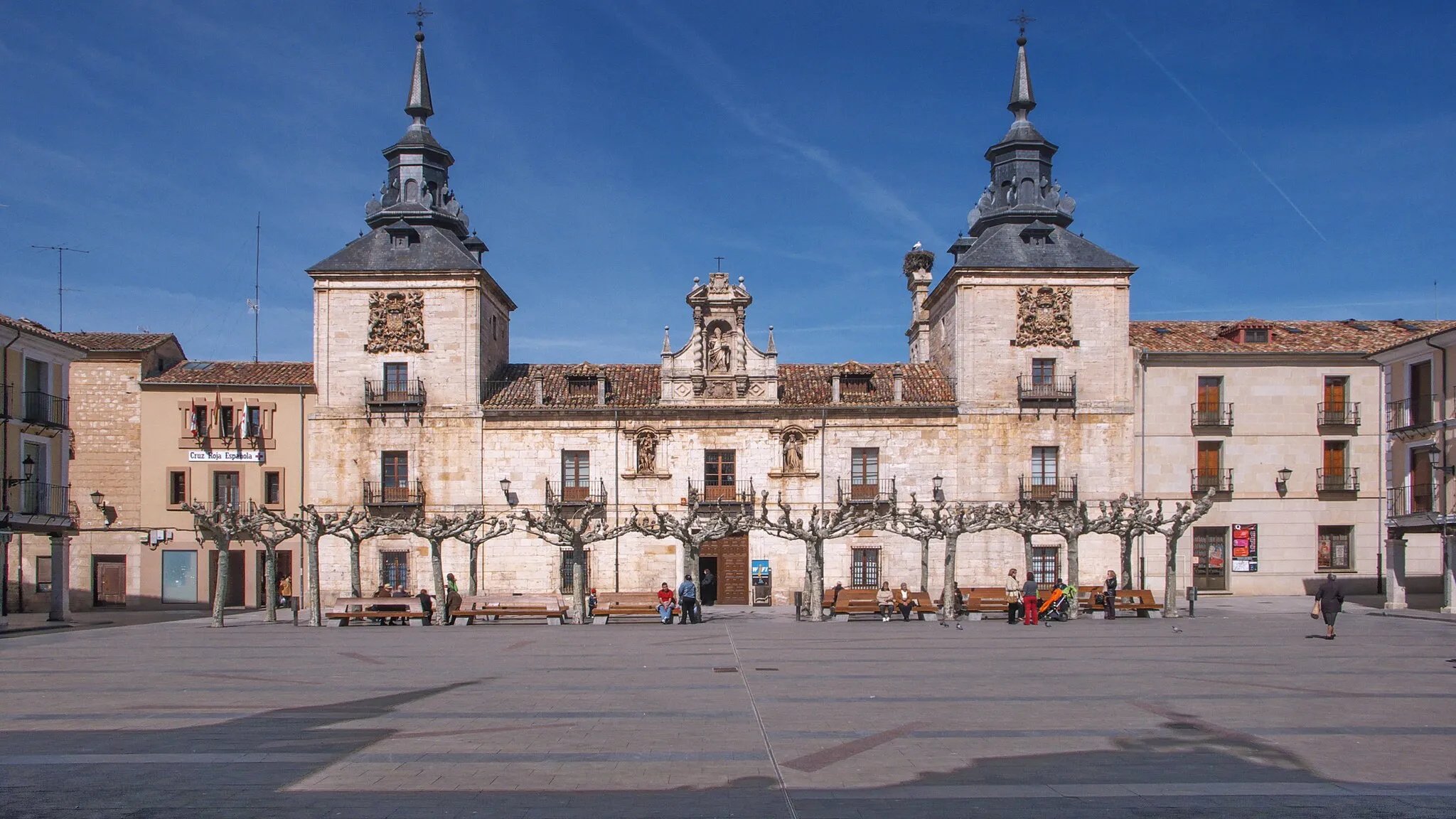 Photo showing: Plaza Mayor de El Burgo de Osma. Interesante fachada barroca de Cipriano Antonio Miguel influenciada por el estilo escurialense.