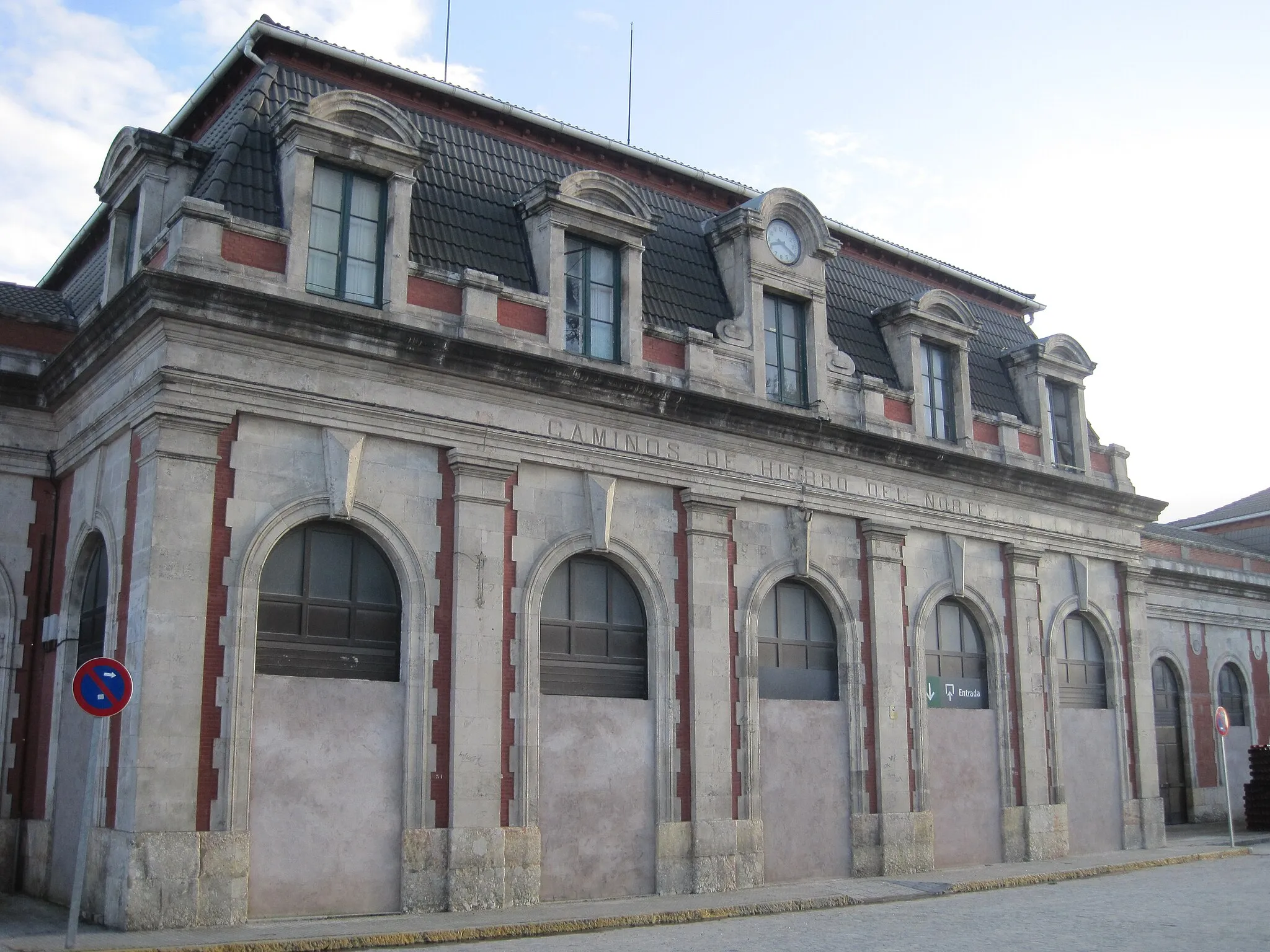 Photo showing: Vista externa de la antigua estacion de renfe de Burgos, la llamada estación del norte