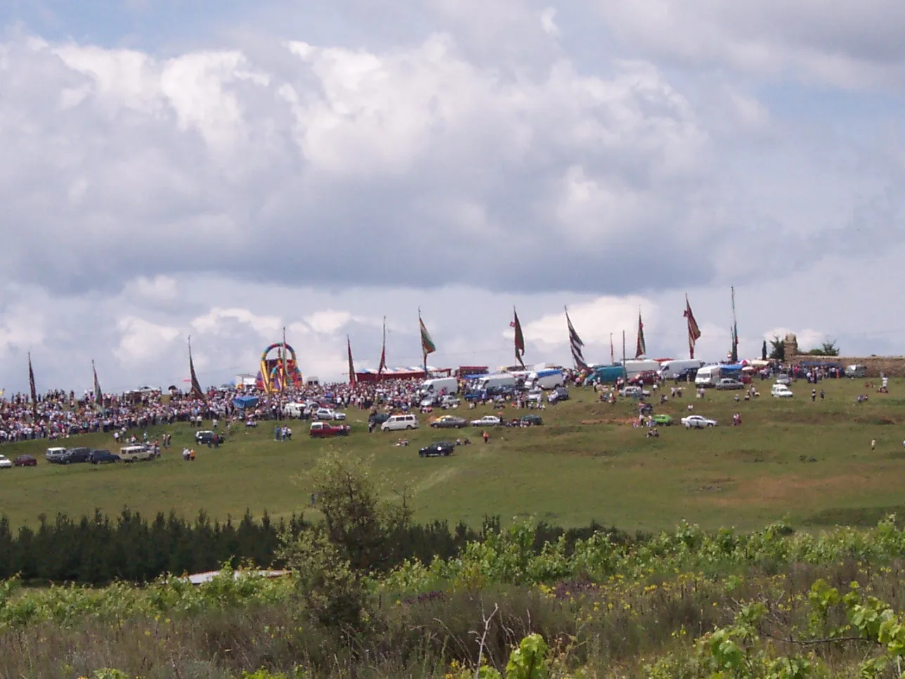 Photo showing: Llegada de la procesión procedente de Astorga al Santuario de Castrotierra.