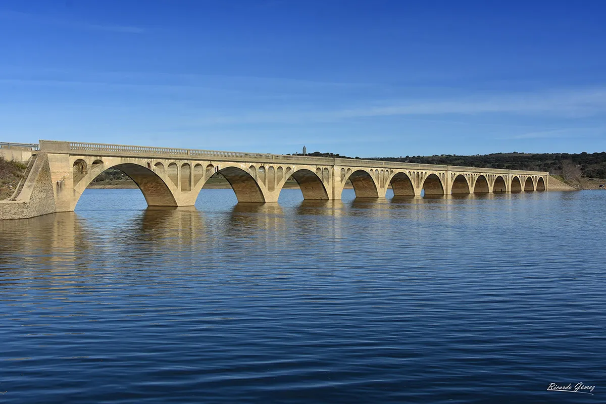 Photo showing: Bridge over the River Tormes between Guijuelo and Cespedosa. (Road SA-104).
