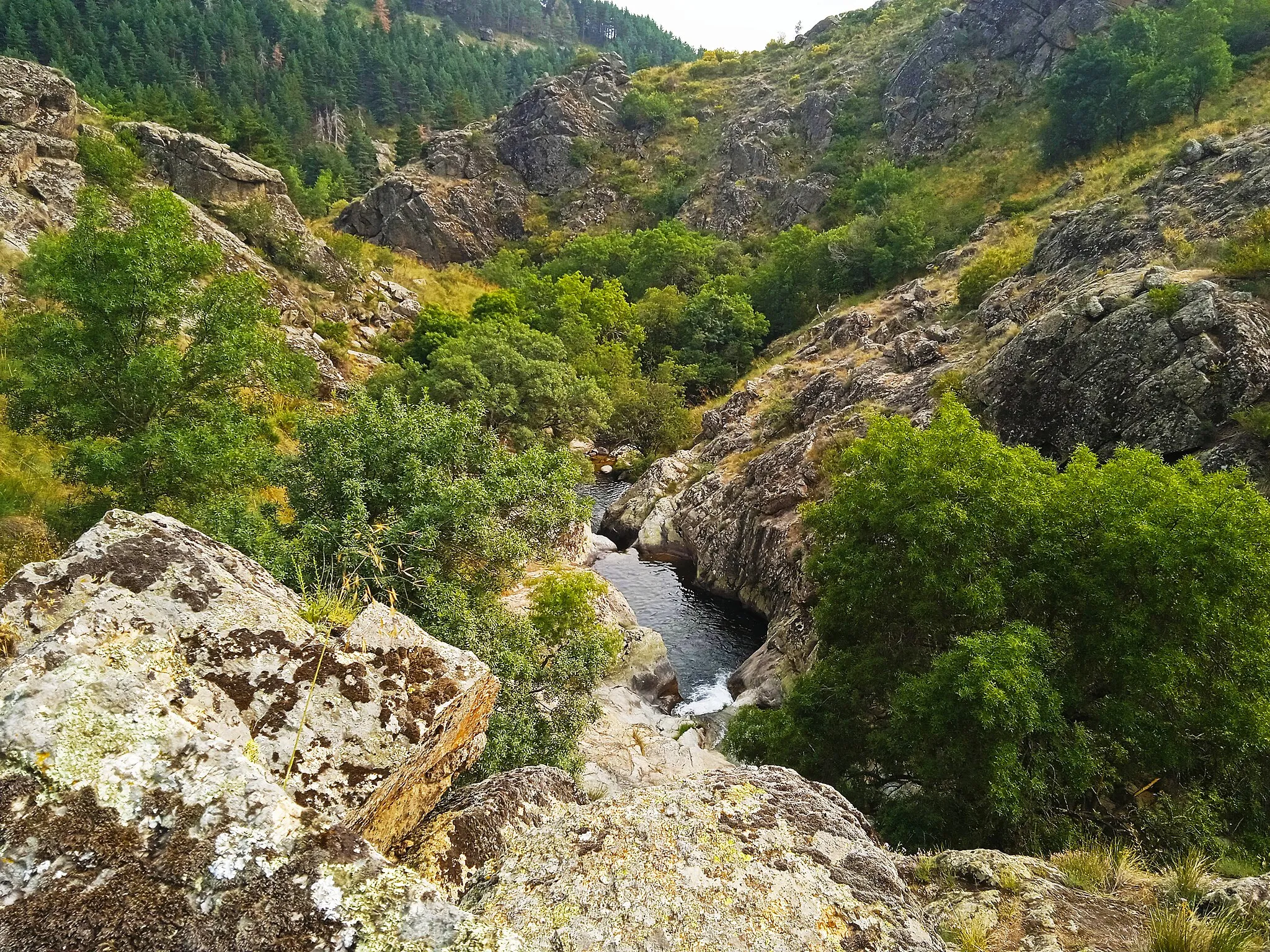 Photo showing: Calderas del río Cambrones (formación geológica en España)