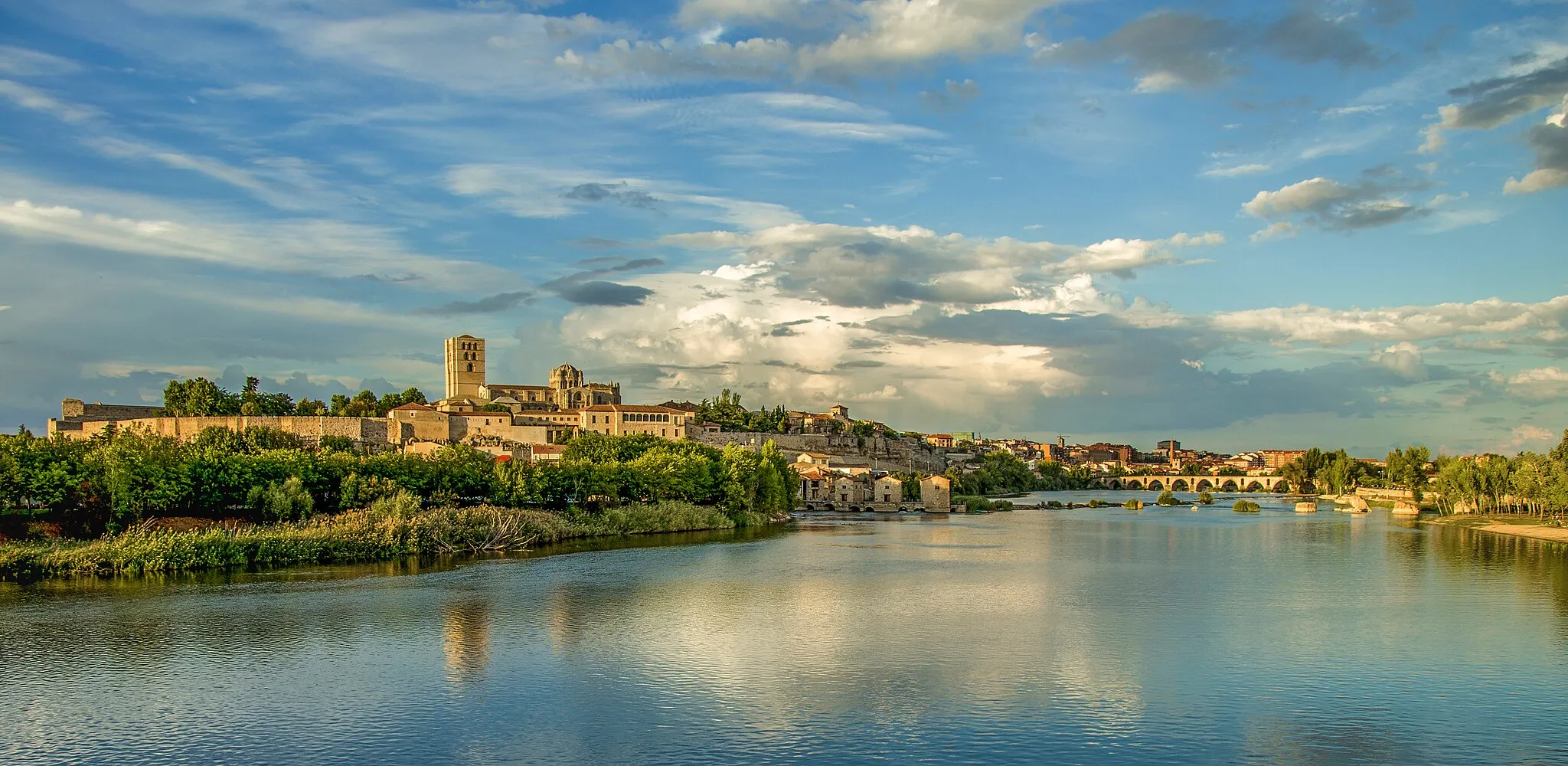 Photo showing: Vista de la Catedral de Zamora desde el Duero