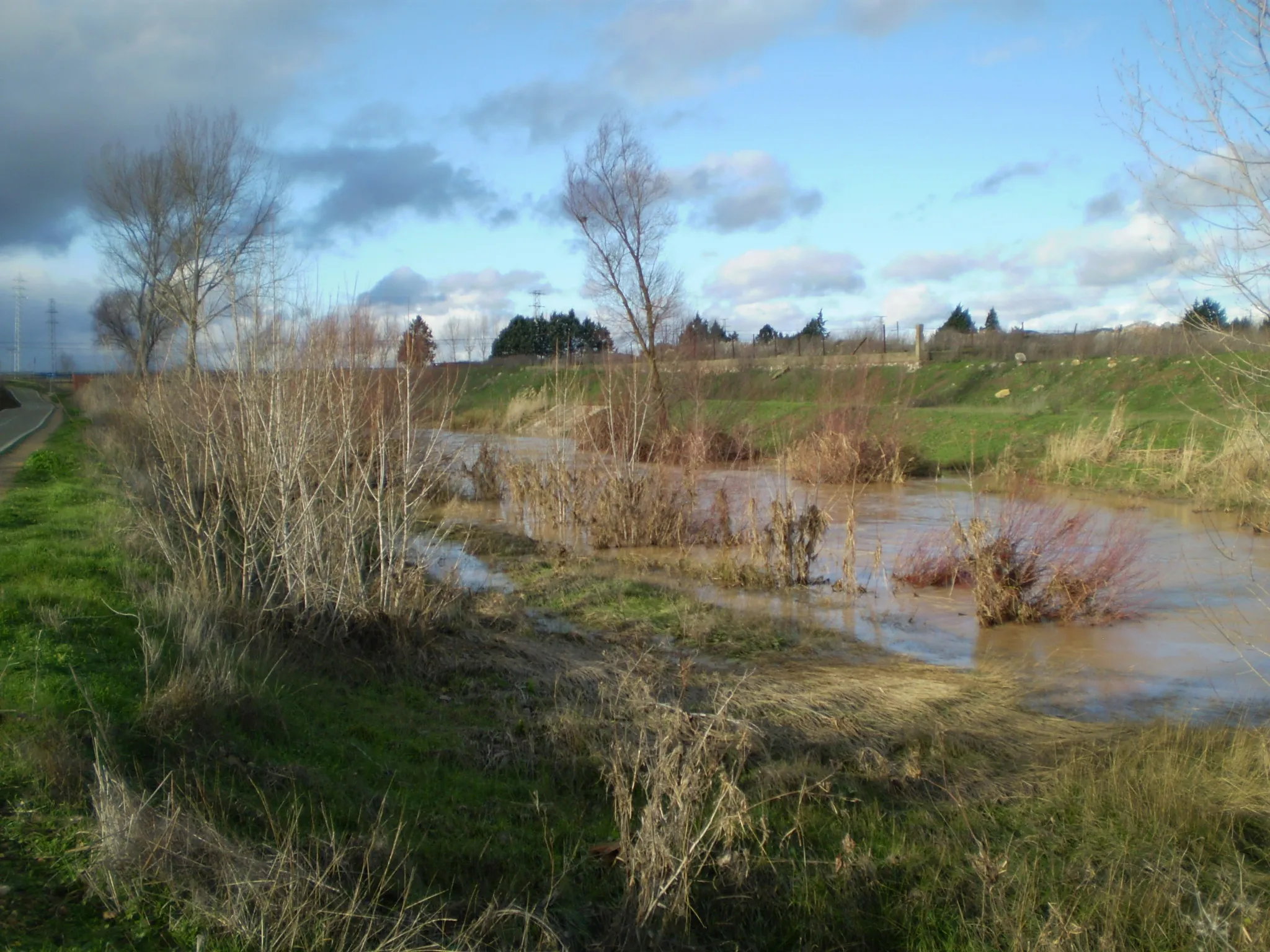 Photo showing: Río Valderaduey cerca de su desembocadura en el río Duero con una gran crecida.