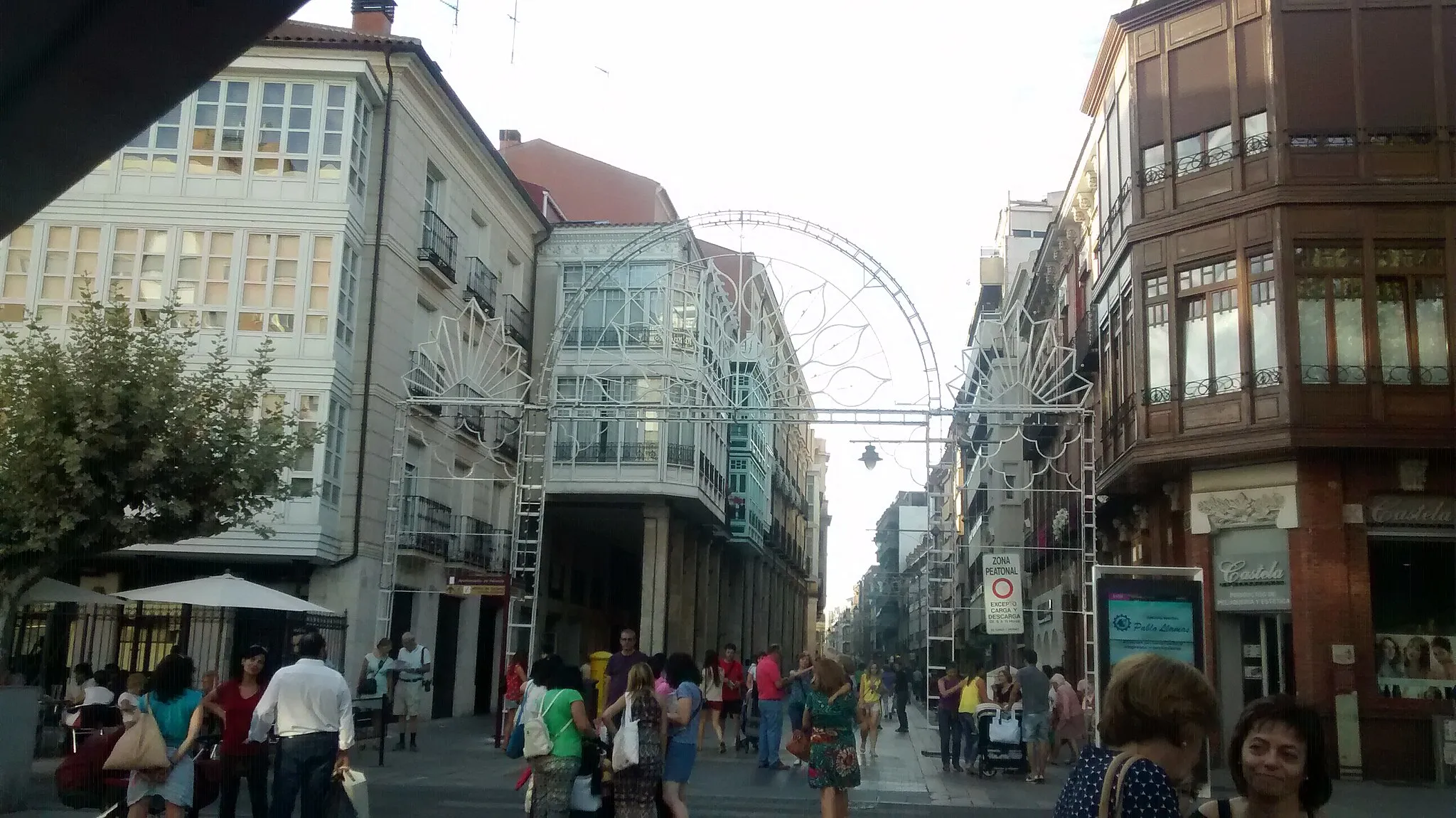 Photo showing: Entrada a la Calle Mayor durante las fiestas patronales.