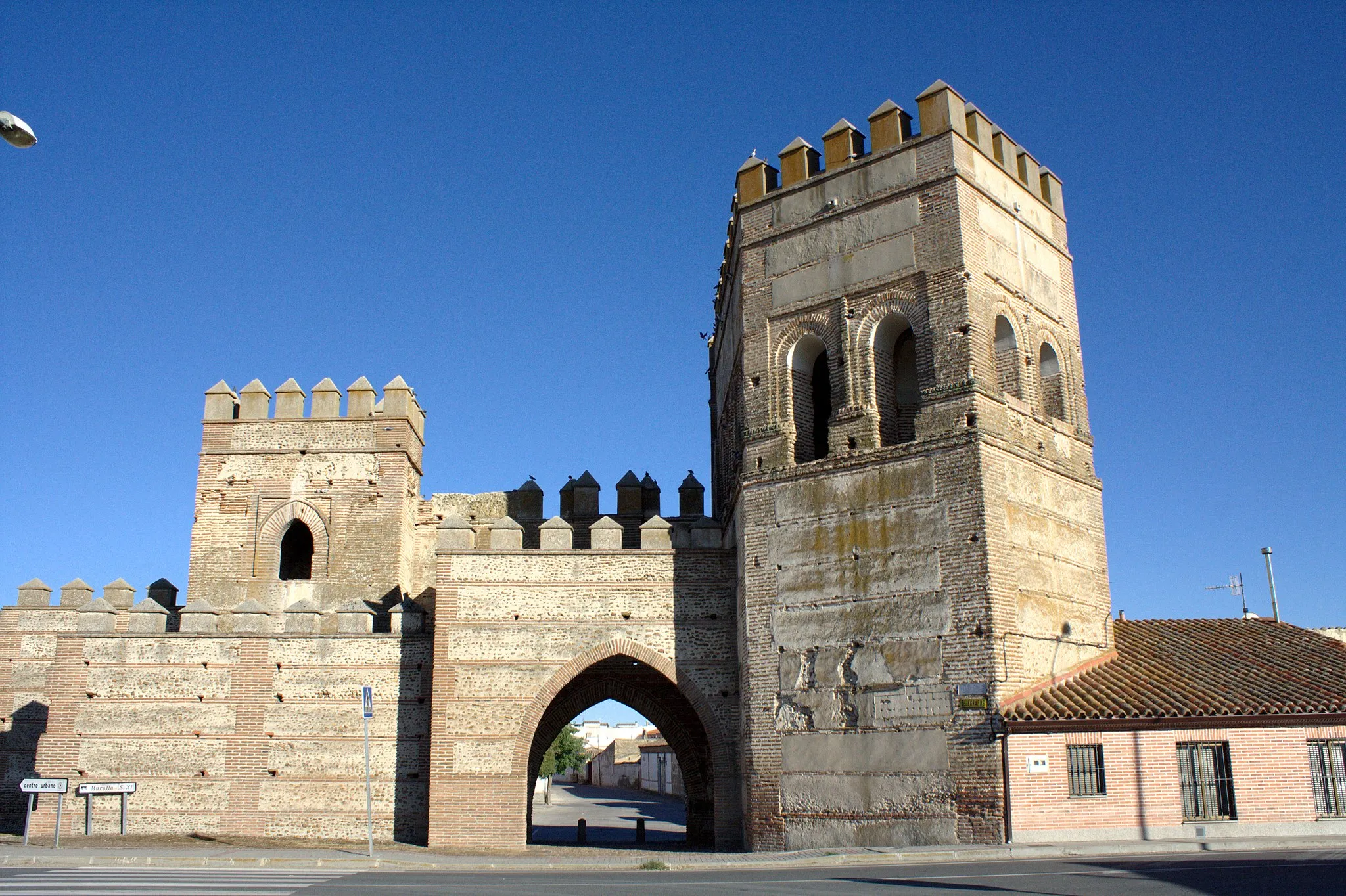 Photo showing: Puerta occidental del recinto amurallado de Madrigal de las Altas Torres
