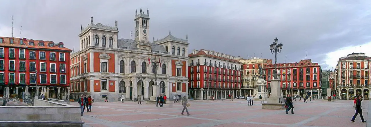 Photo showing: Panorámica de la Plaza Mayor de Valladolid y su Ayuntamiento