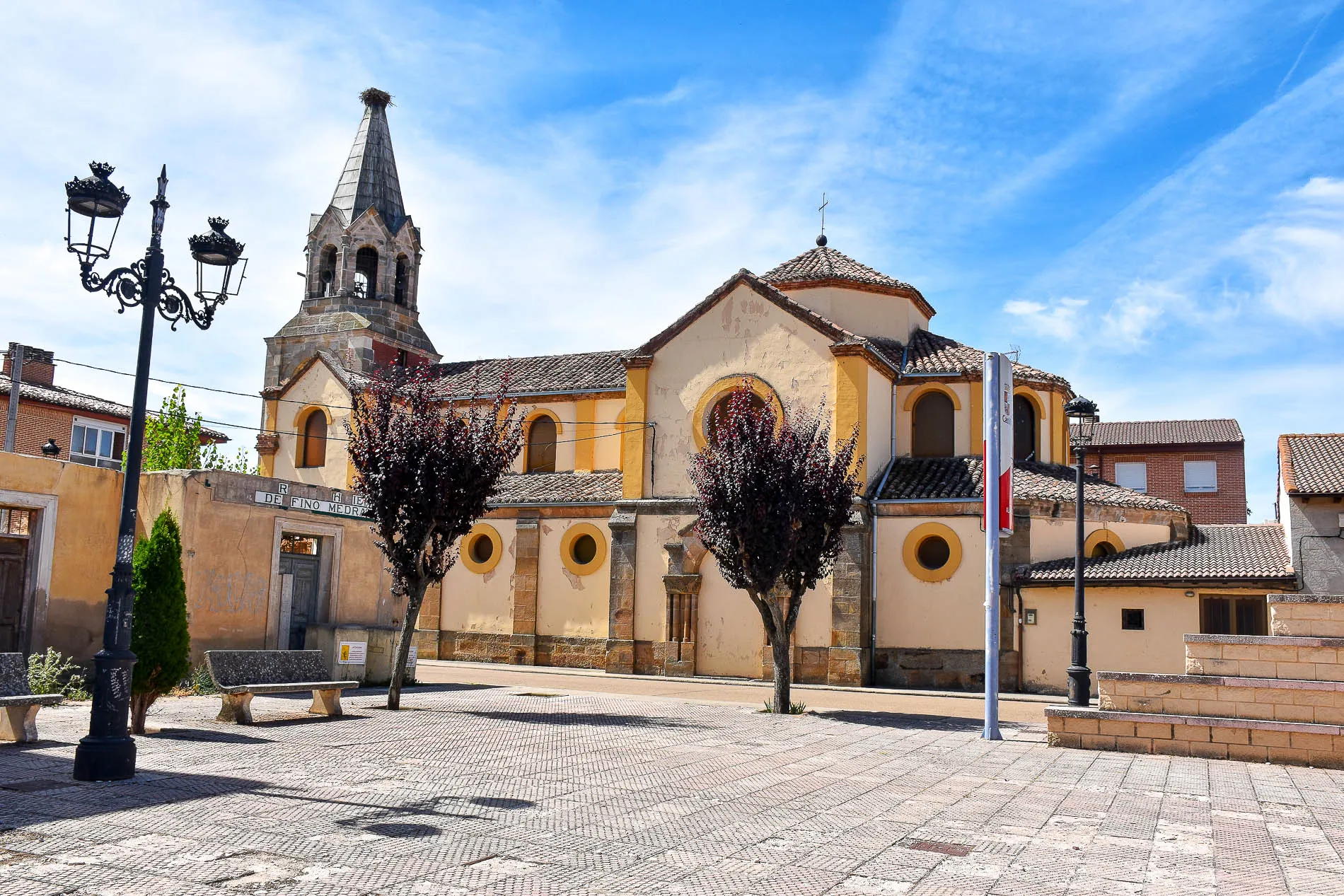 Photo showing: Ruinas de la «Carnicería La Higiénica - V de Delfino Medrano» (a la izquierda). Alar del Rey (España).