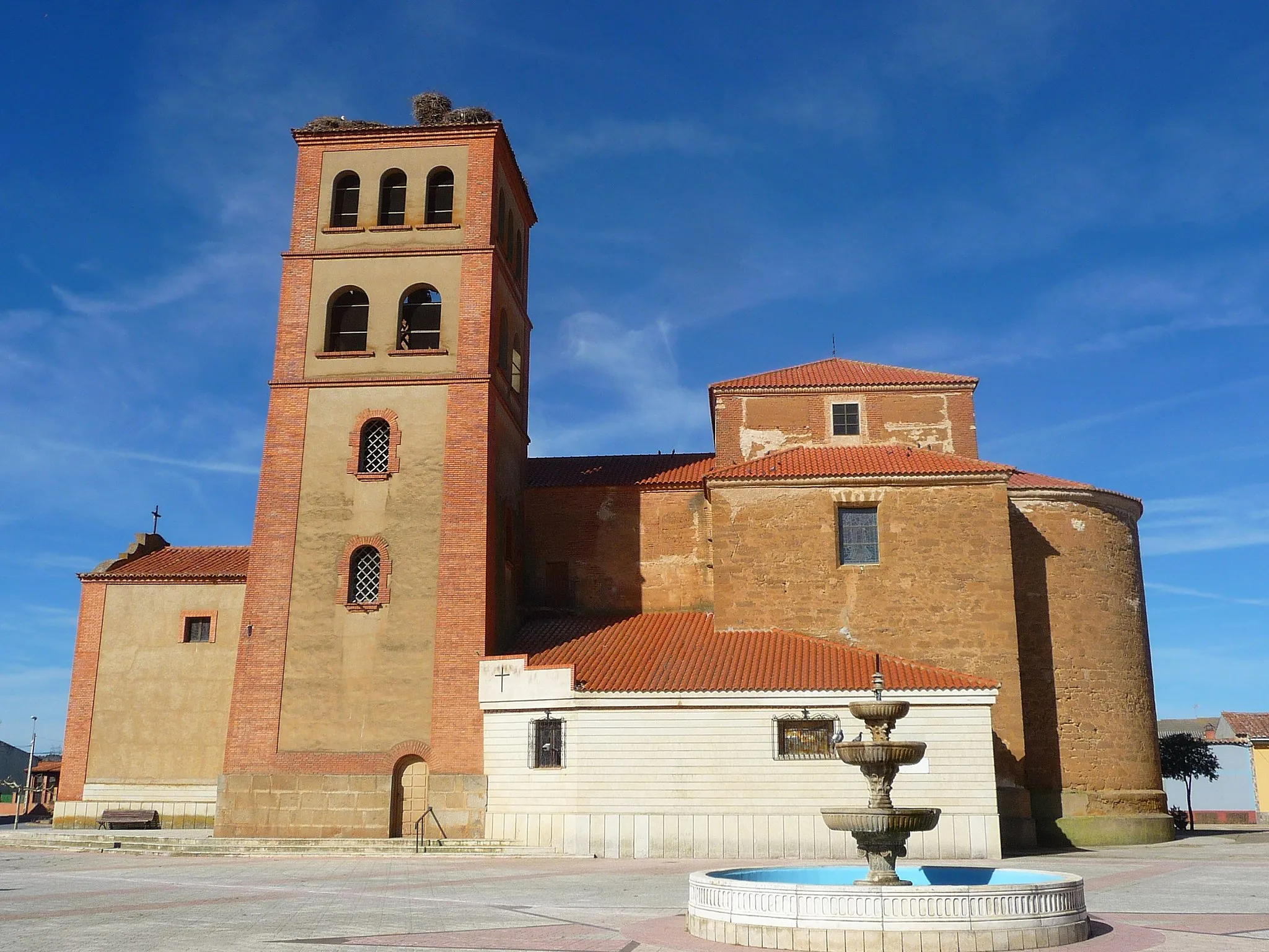 Photo showing: Iglesia de Villaquejida, al sur de la provincia de León, desde la plaza principal del pueblo.