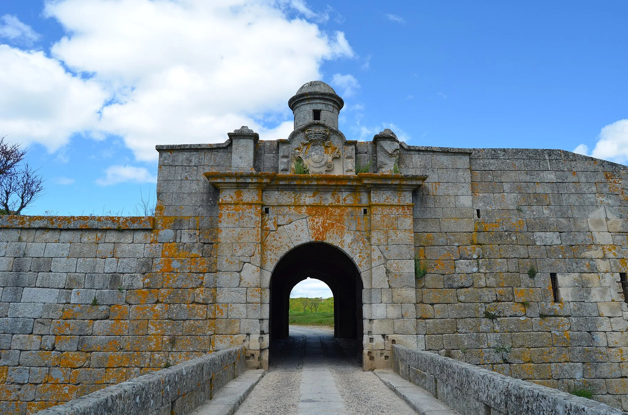 Photo showing: The gates of Almeida III