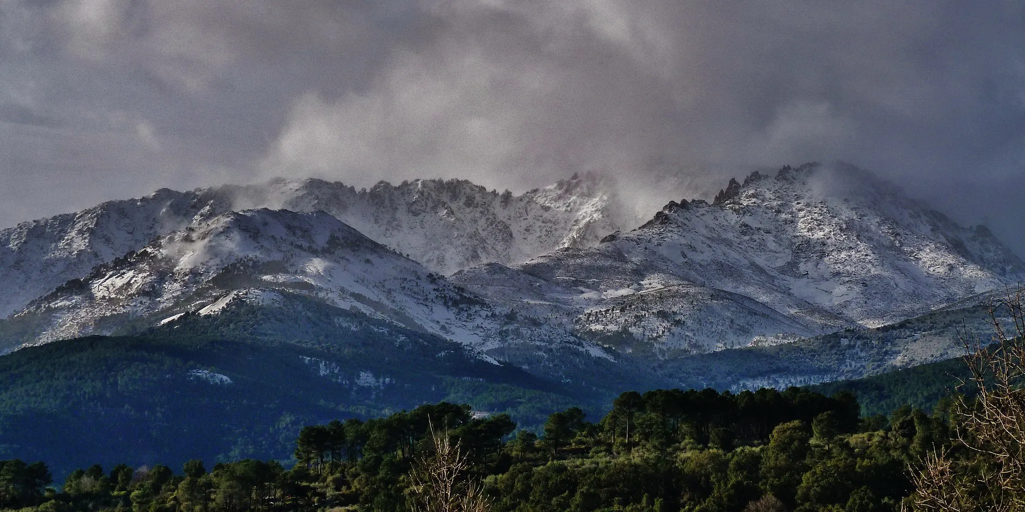 Photo showing: Vista de la vertiente sur de la Sierra de Gredos desde Arenas de San Pedro.