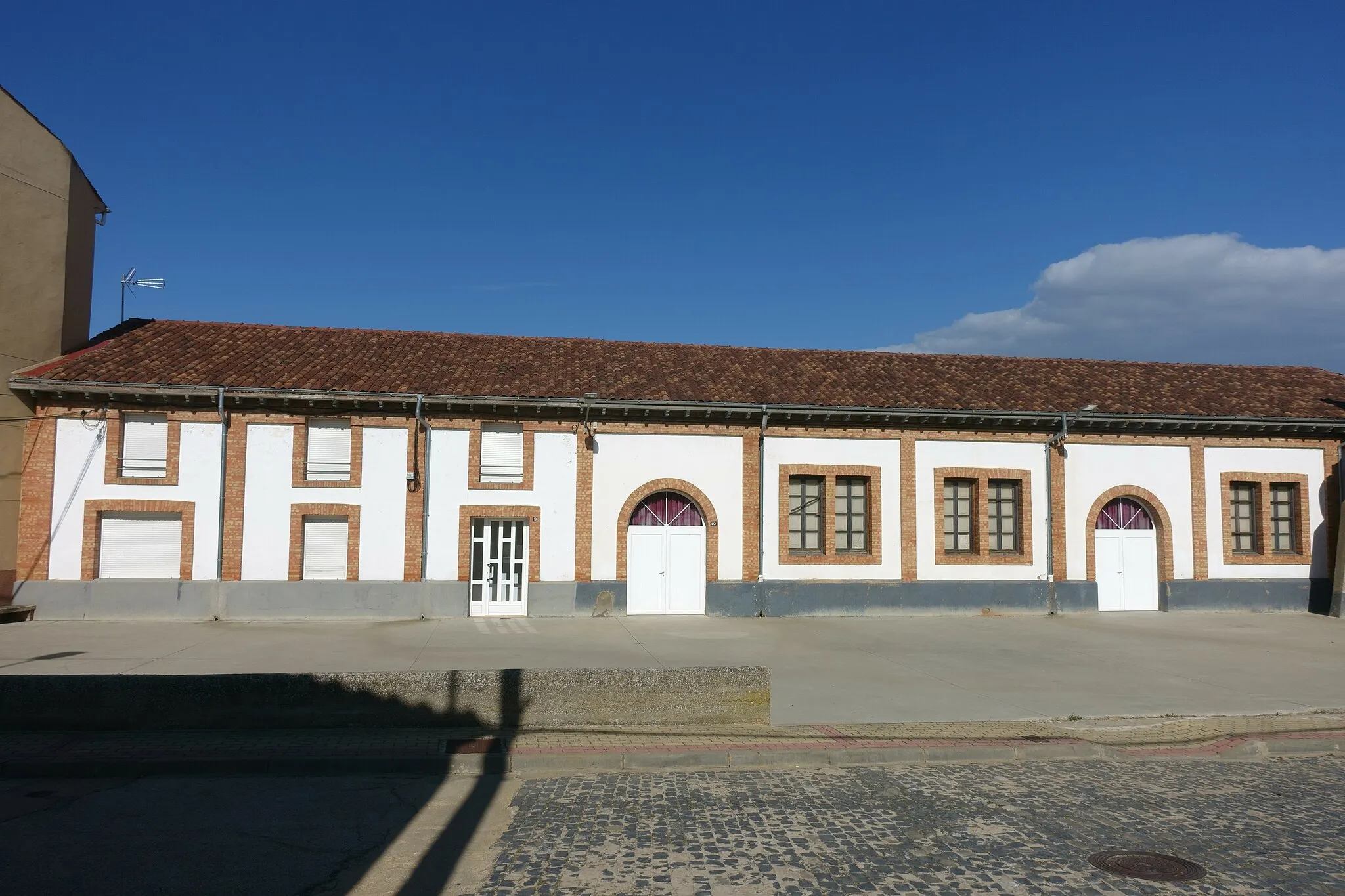 Photo showing: Antiguas escuelas en Matamala de Almazán (Soria, España).