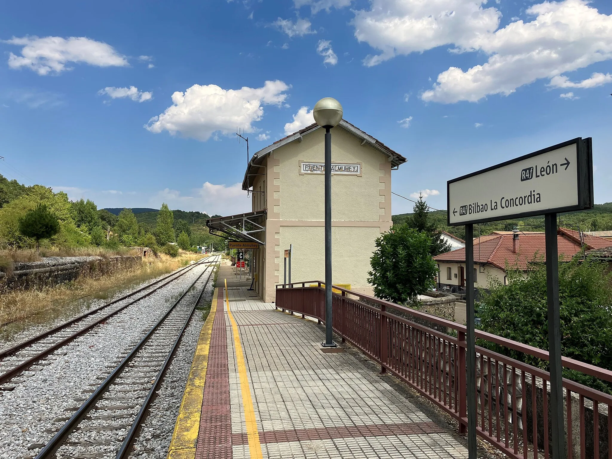 Photo showing: Estación de Puente Almuhey (Valderrueda, León)