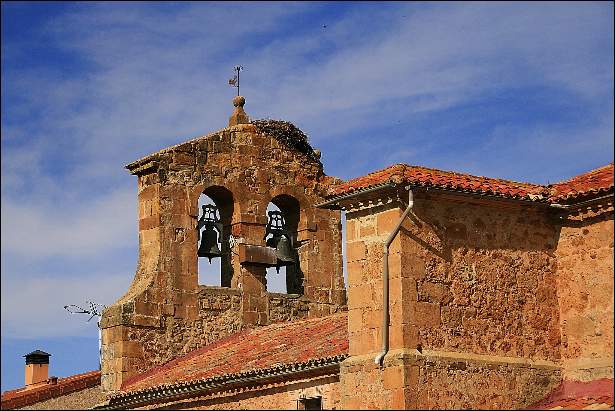 Photo showing: La iglesia parroquial de San Juan Bautista de Garray es obra gótica del siglo XVI construida sobre otra anterior románica de la que se conserva una sencilla portada de dos arquivoltas y guardapolvos sobre las impostas y jambas.