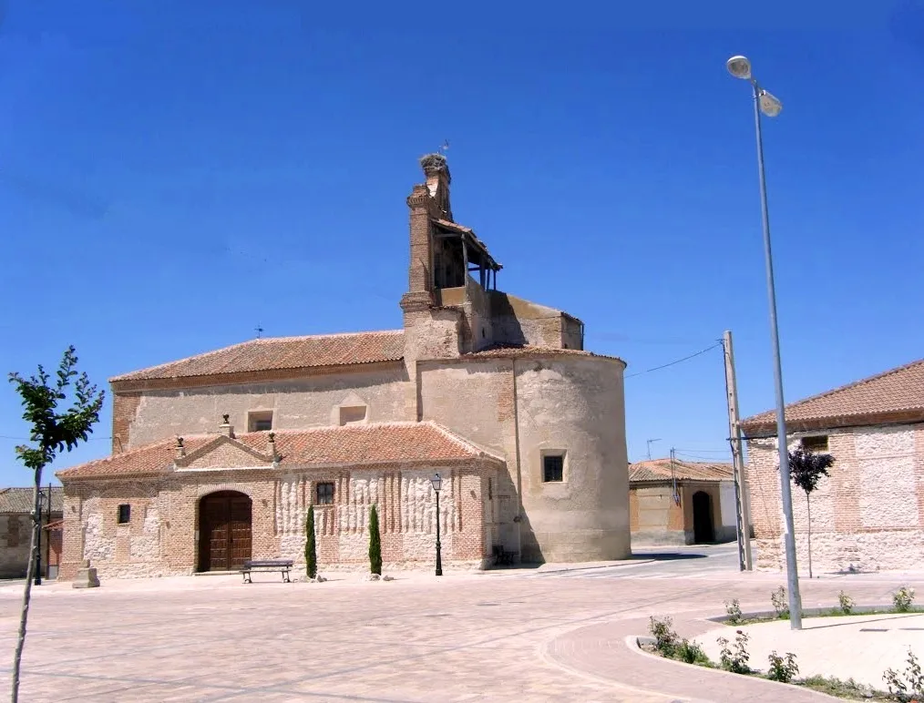 Photo showing: Plaza con la iglesia al fondo recién restaurada