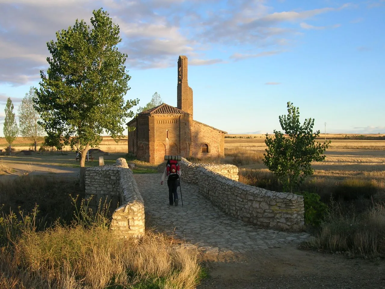 Photo showing: Al cruzar este puente medieval, nos encontramos con la ermita de la Virgen del Puente. En el recinto que se encuentra al lado de esta antigua hospedería, se celebra cada 25 de abril una romería donde los asistentes reciben pan y queso.