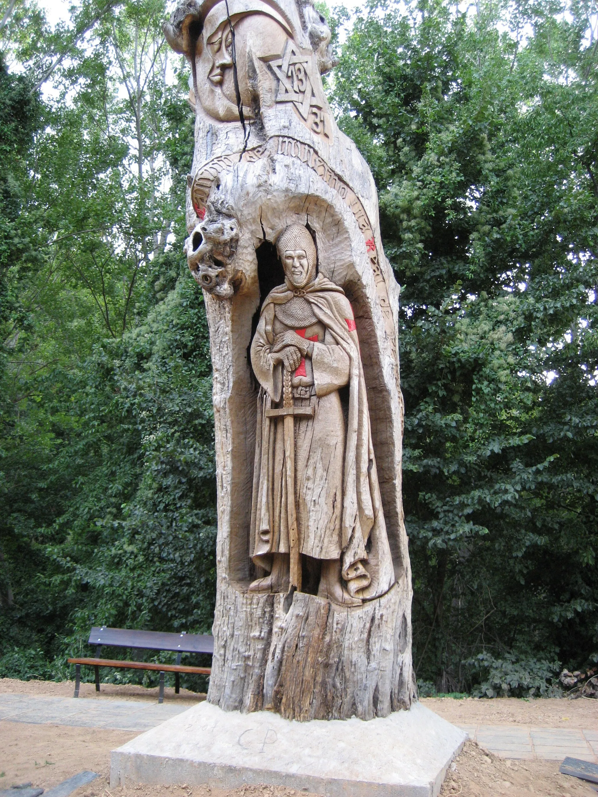 Photo showing: Talla de un caballero Templario en el tronco de un árbol en Santalla del Bierzo