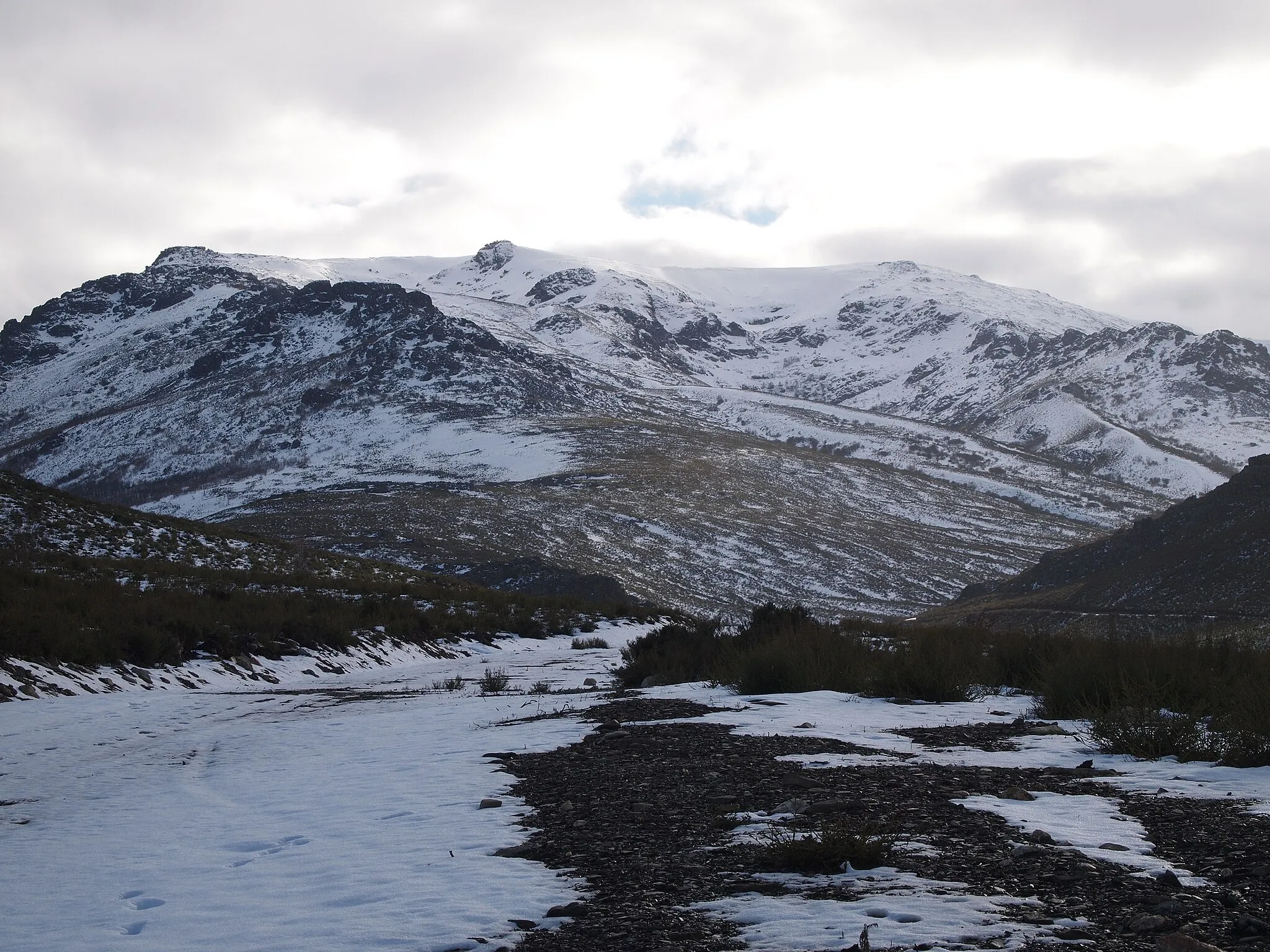 Photo showing: The mountain Vizcodillo, as seen from its northern face, close to the village of Truchillas, in the spanish province of Leon, county of La Cabrera, municipality of Truchas