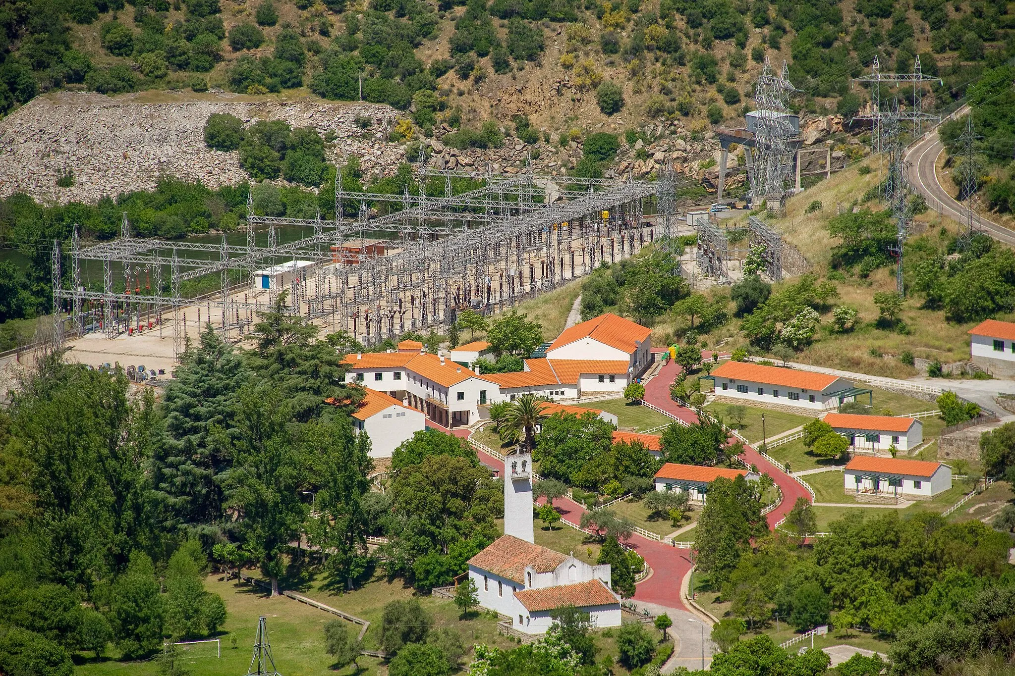 Photo showing: Central hidroeléctrica Saucelle I en la presa de Saucelle, Parque Natural de Arribes del Duero, España. Vista obtenida desde el mirador del Salto. Las casas que se ven son del Poblado del Salto de Saucelle.