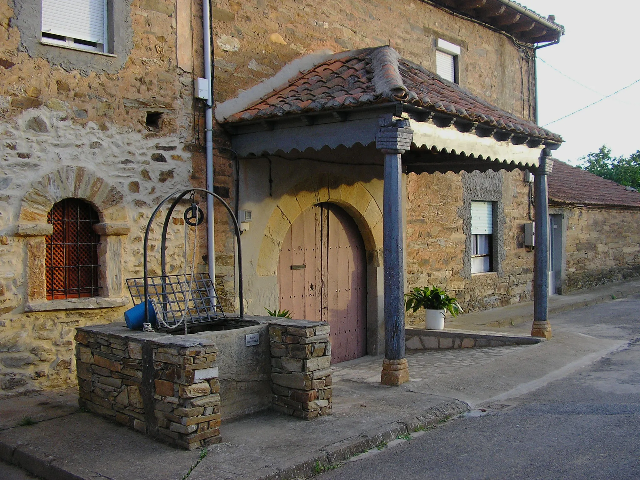 Photo showing: A typical house in the spanish village of Destriana, province of León