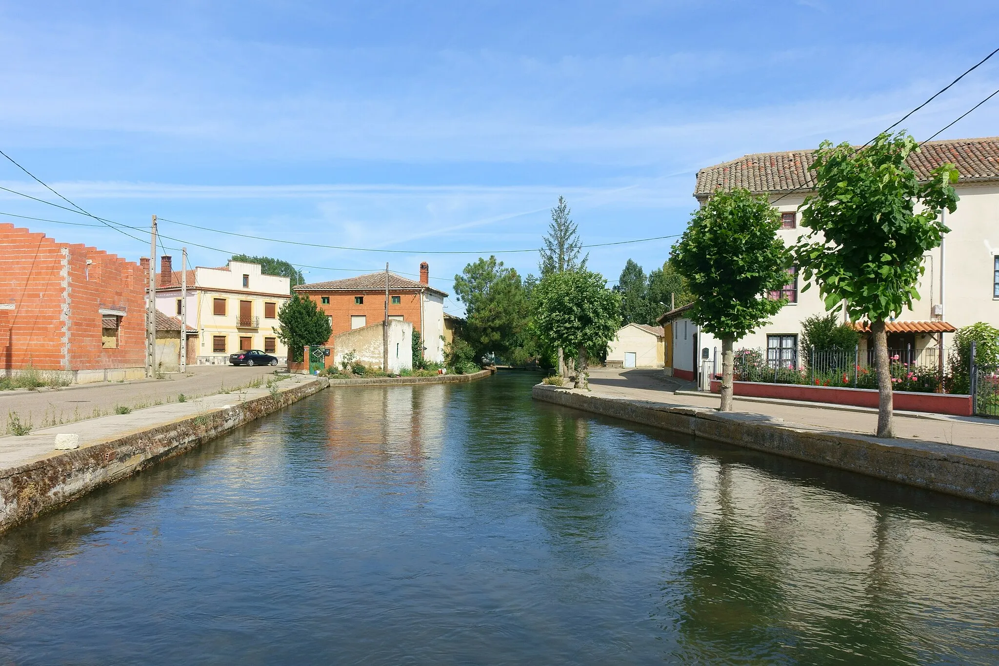 Photo showing: El arroyo de la Rivera a su paso por Pedrosa de la Vega (Palencia, España).