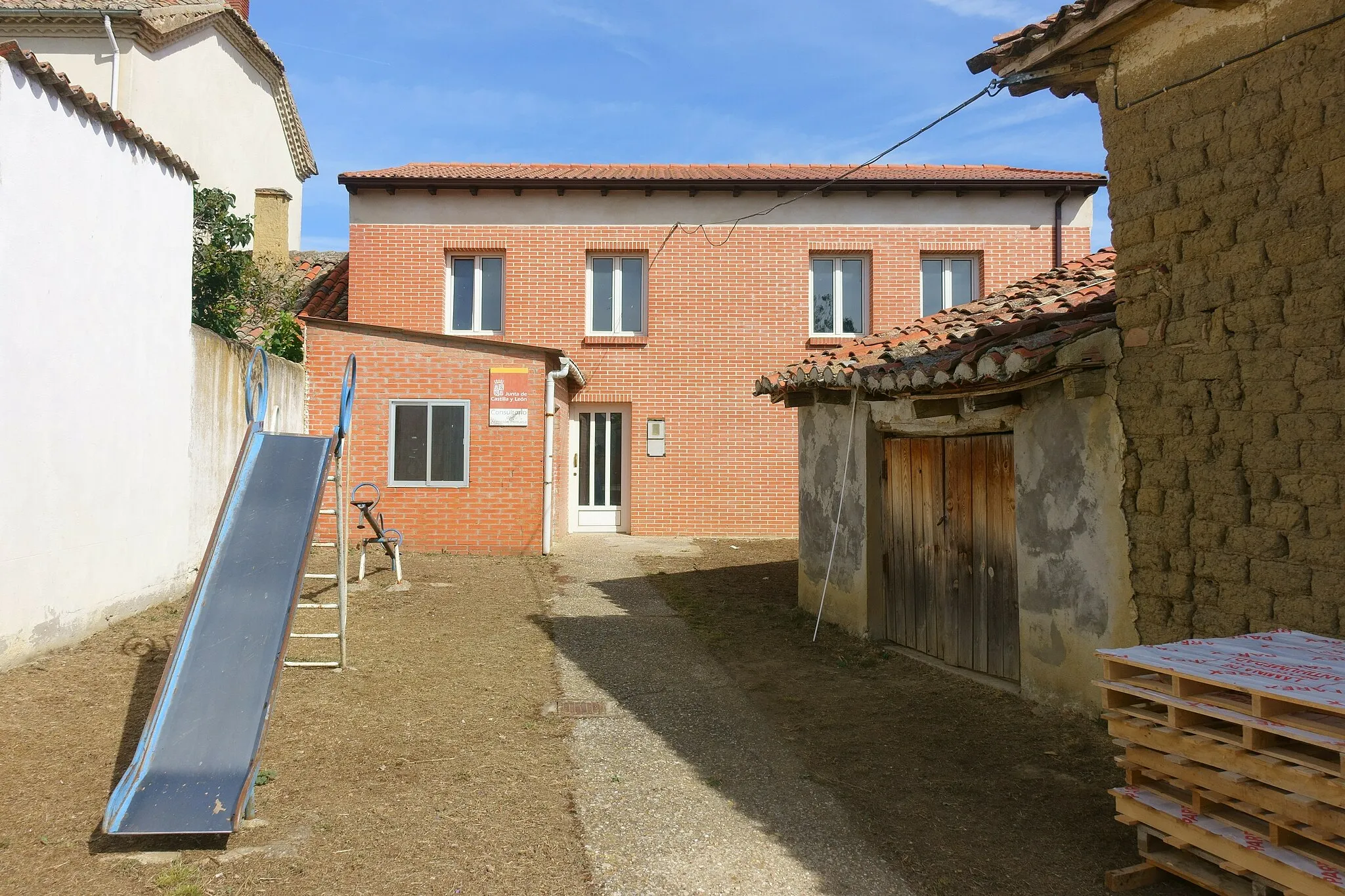 Photo showing: Consultorio médico de Pedrosa de la Vega (Palencia, España).