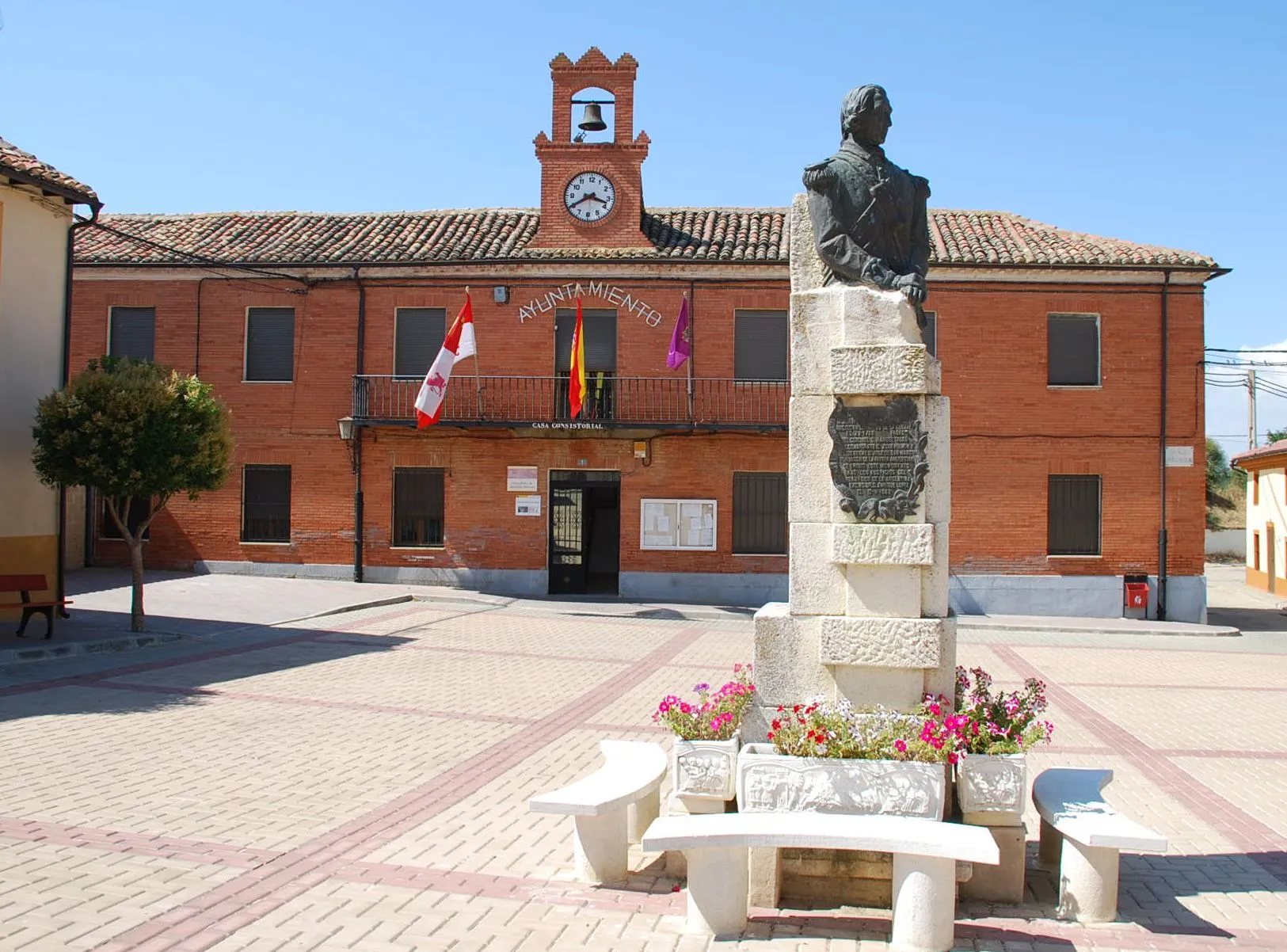 Photo showing: Town hall of Cervatos de la Cueza (Palencia, Castile and León). In front of it the statue of Juan de San Martín, father of José de San Martín.
