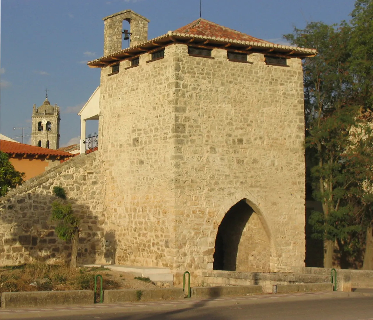 Photo showing: Puerta de acceso a la villa de Dueñas