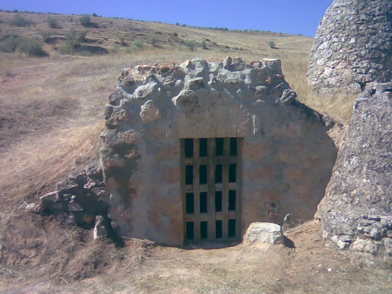 Photo showing: Bodegas familiares en San Martín de Rubiales (Burgos, España)