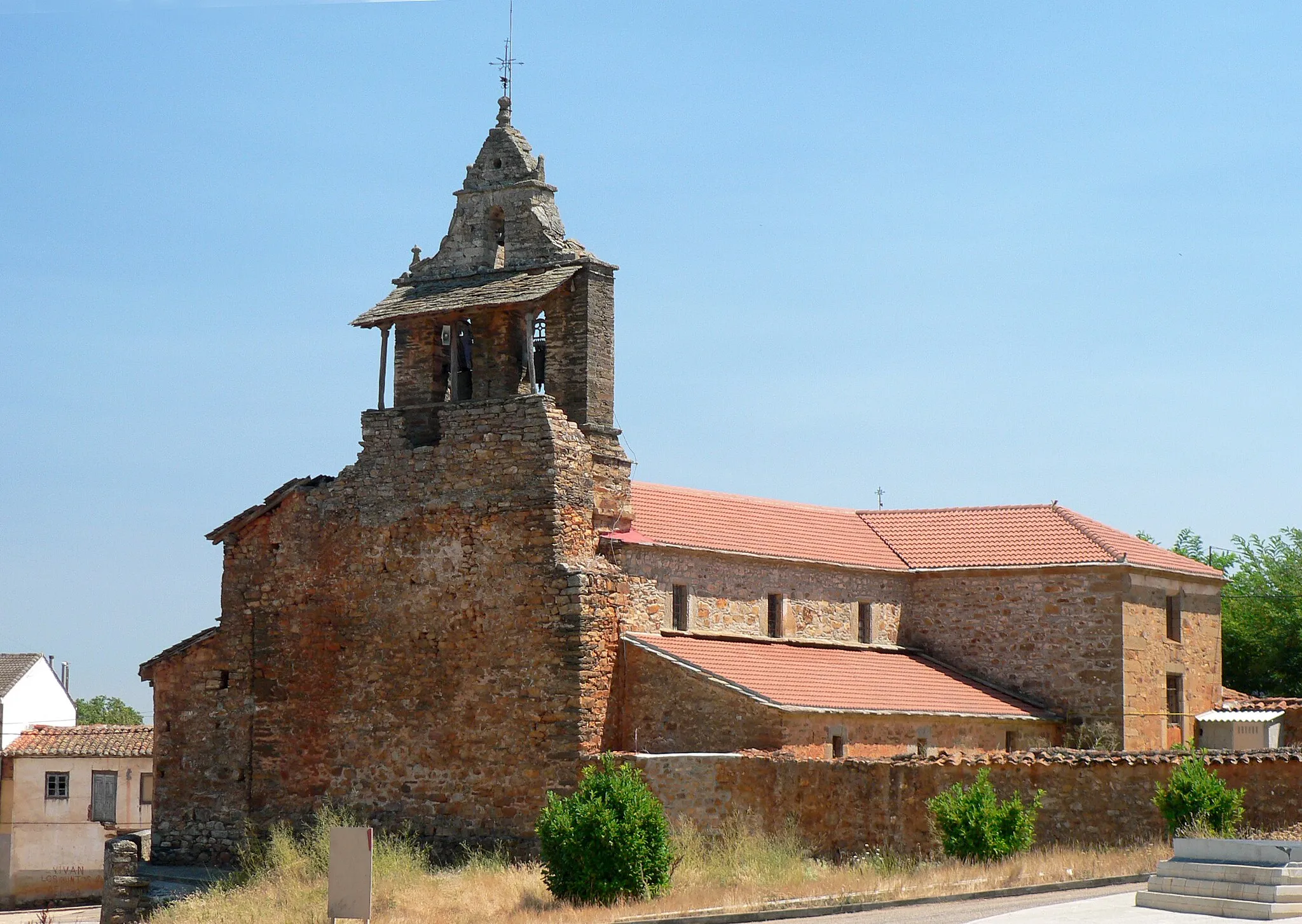 Photo showing: Church in the spanish village of Castrocontrigo, province of León