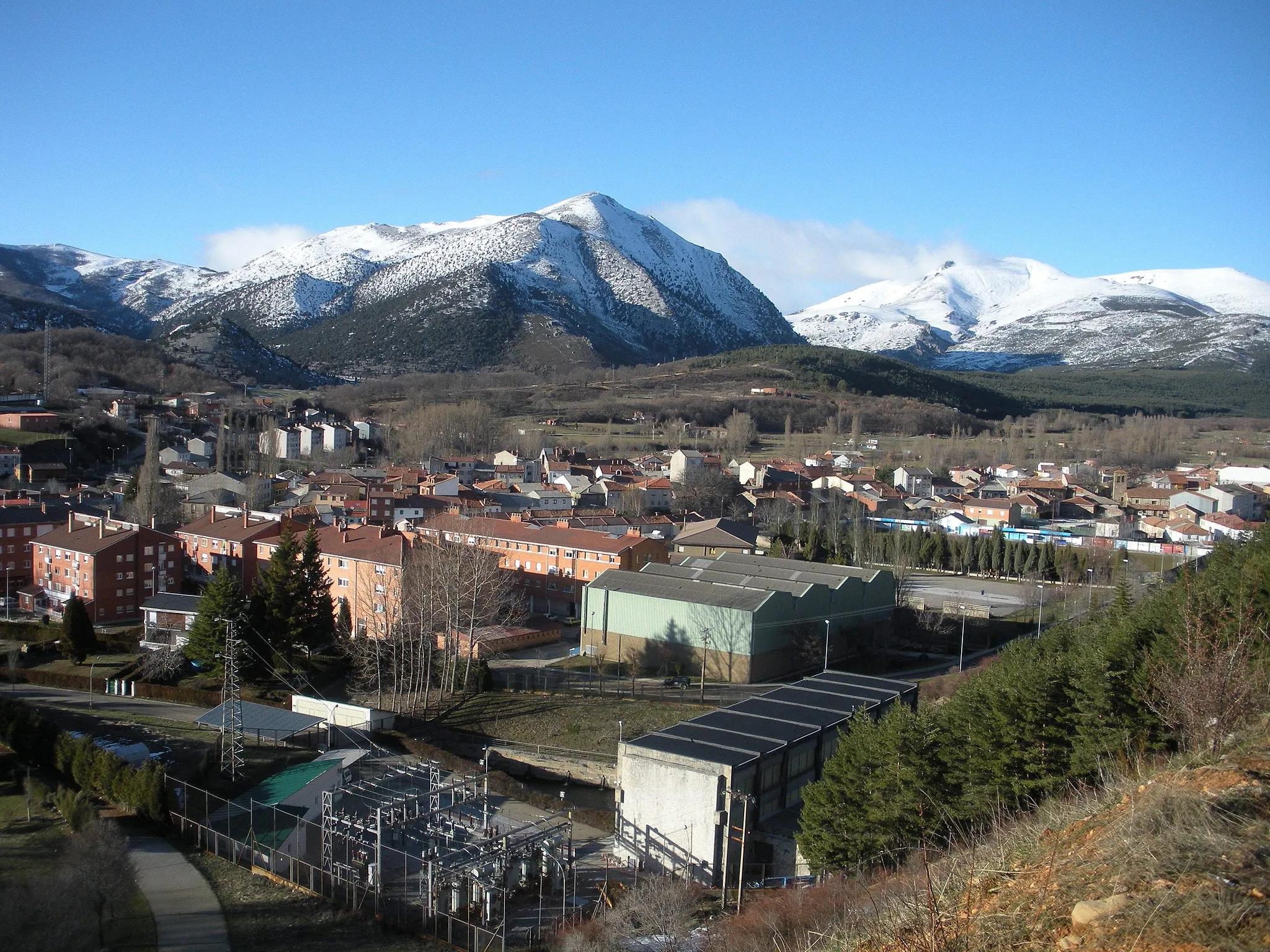 Photo showing: Vista de Velilla del Río Carrión (Palencia) desde la peña.