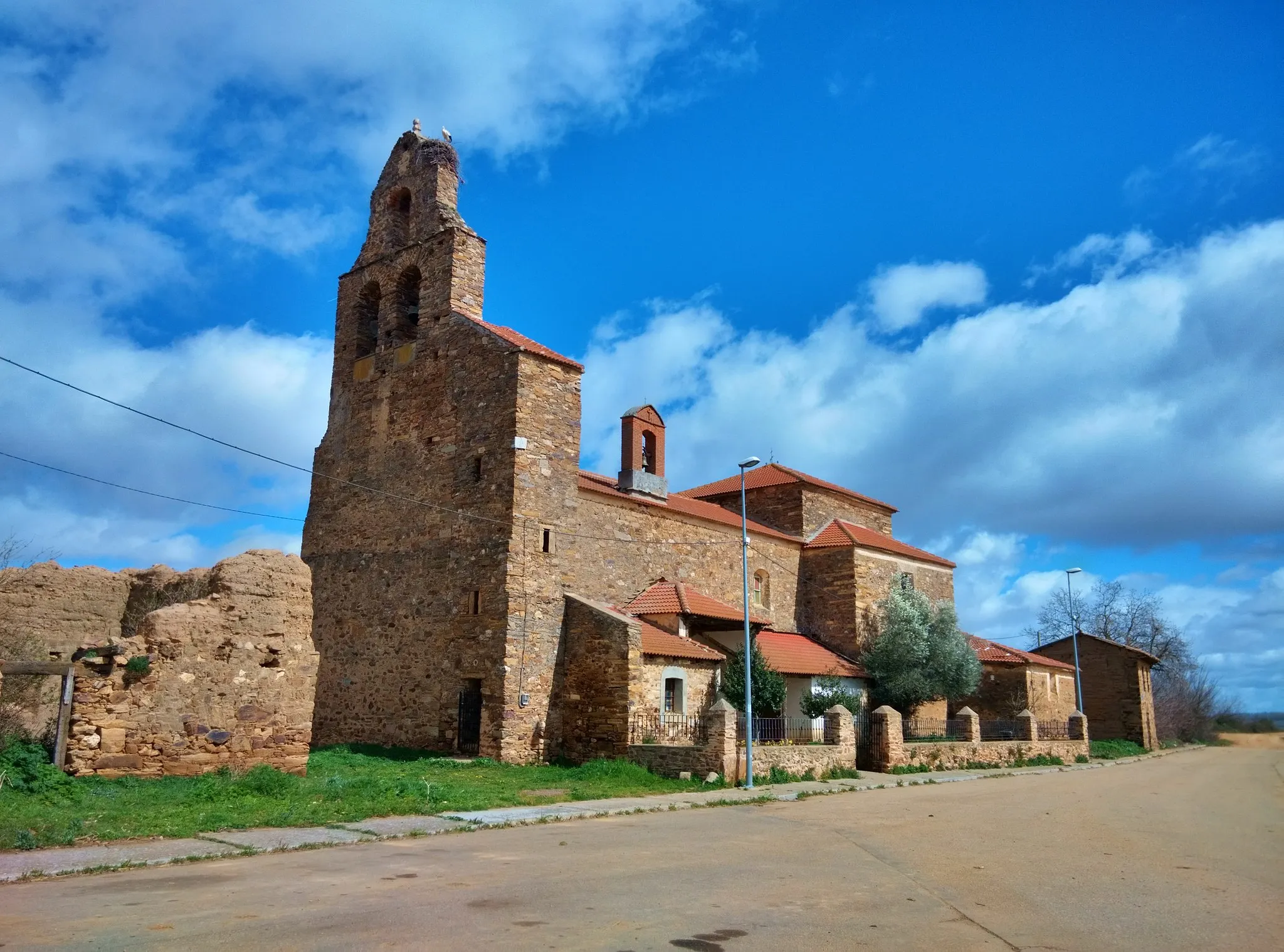 Photo showing: Iglesia de San Pedro Apóstol en Quintana del Marco (León, España).