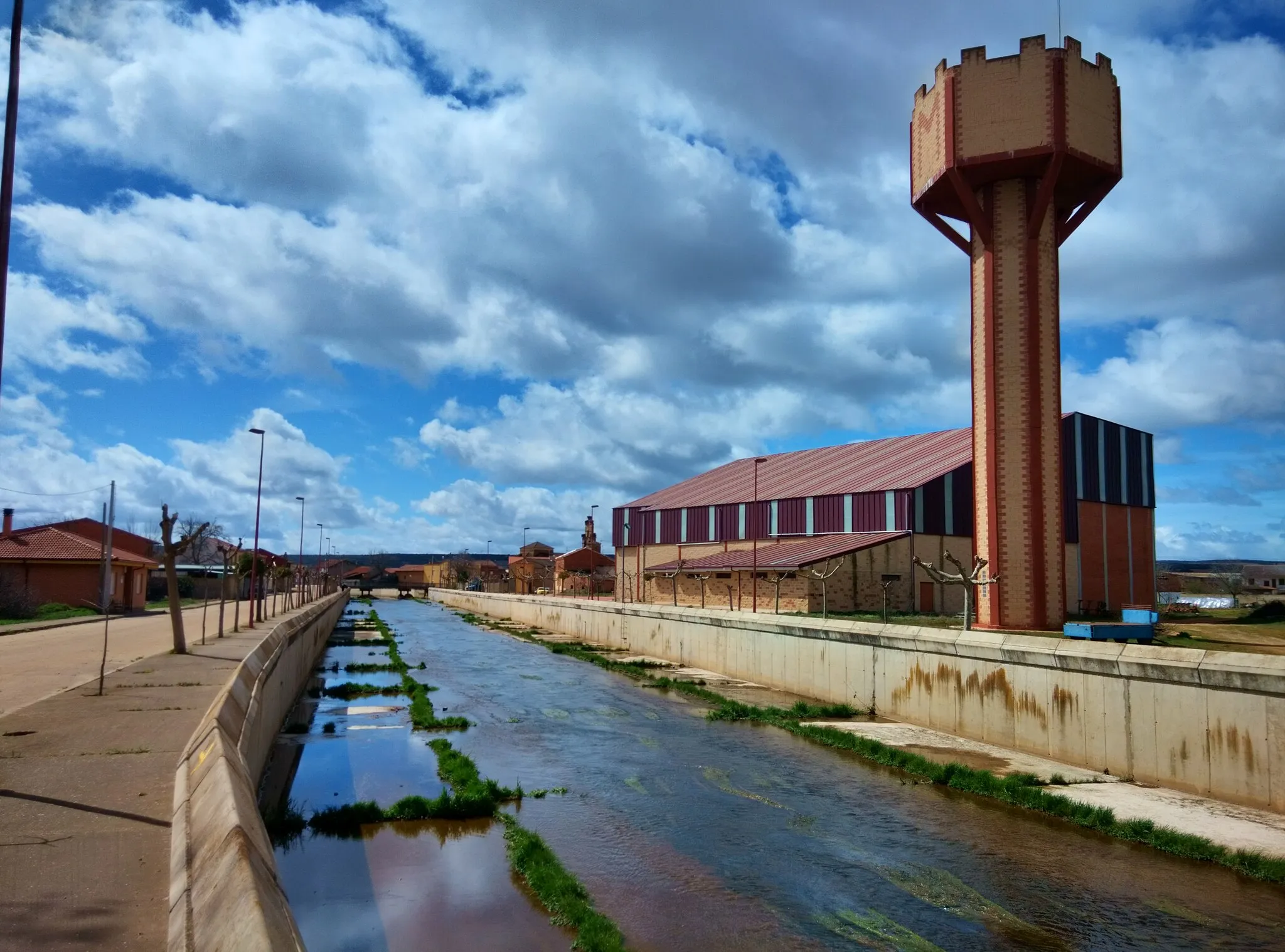 Photo showing: Frontón y torre del agua, en Quintana del Marco (León, España).