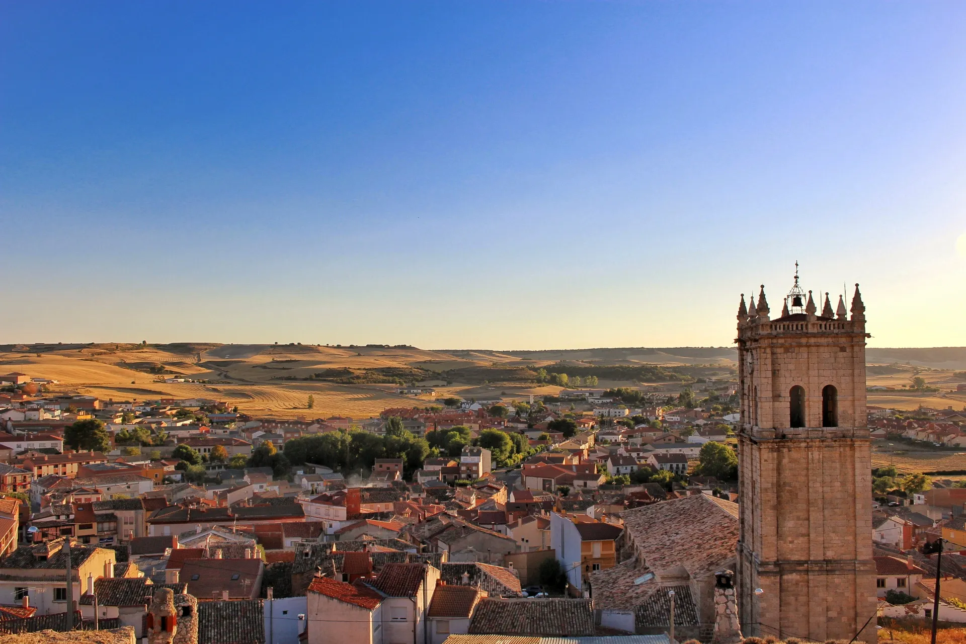 Photo showing: Vistas desde lo alto de las bodegas de Baltanás