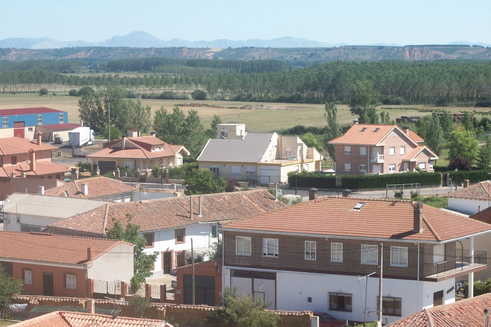 Photo showing: Vista de una parte del pueblo desde la torre de la Iglesia.