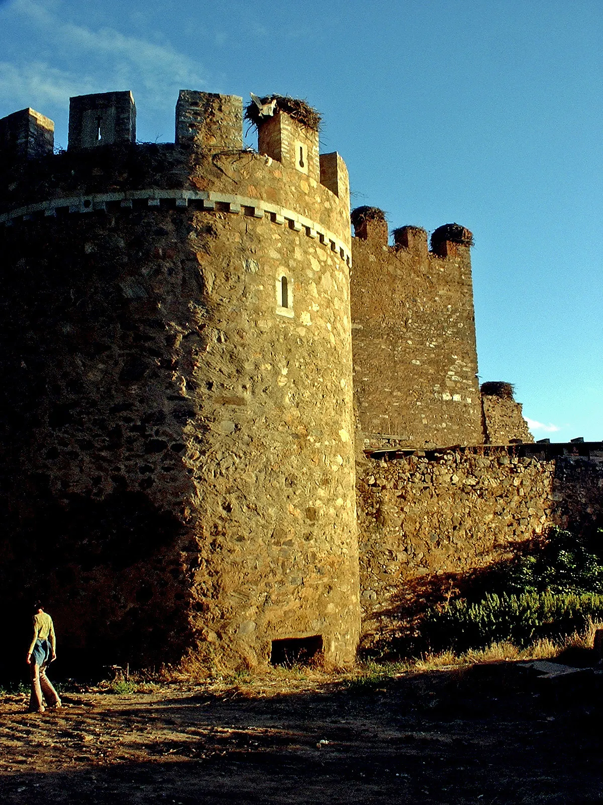 Photo showing: Restos de murallas en Alija del Infantado (León)