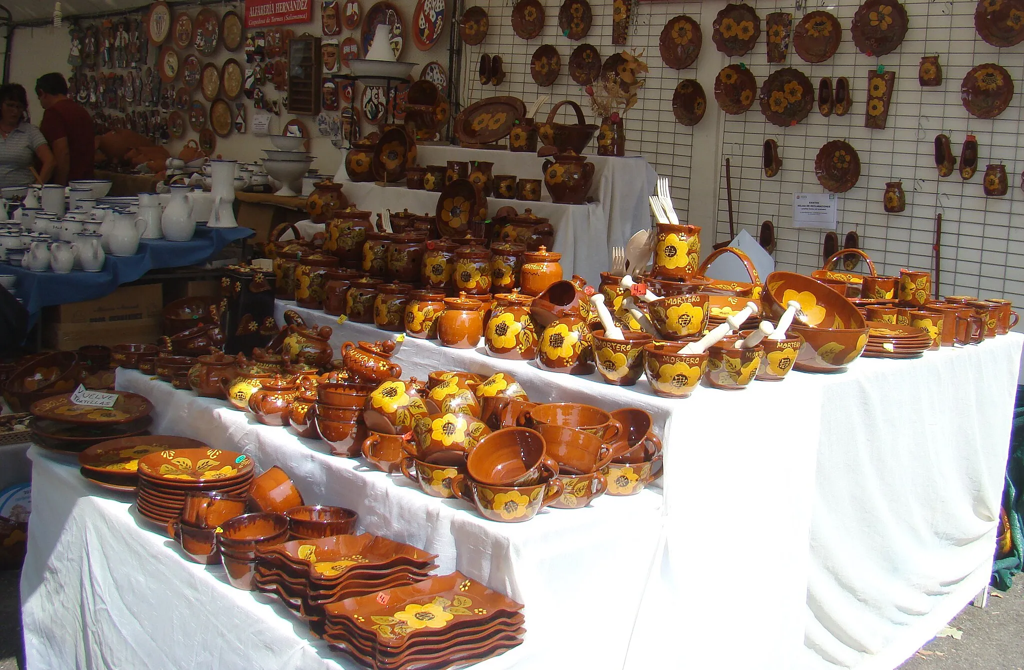 Photo showing: Feria de la Cerámica en el año 2017. Paseo Central del Campo Grande de Valladolid, España. Cerámica de Jiménez de Jamuz, León.