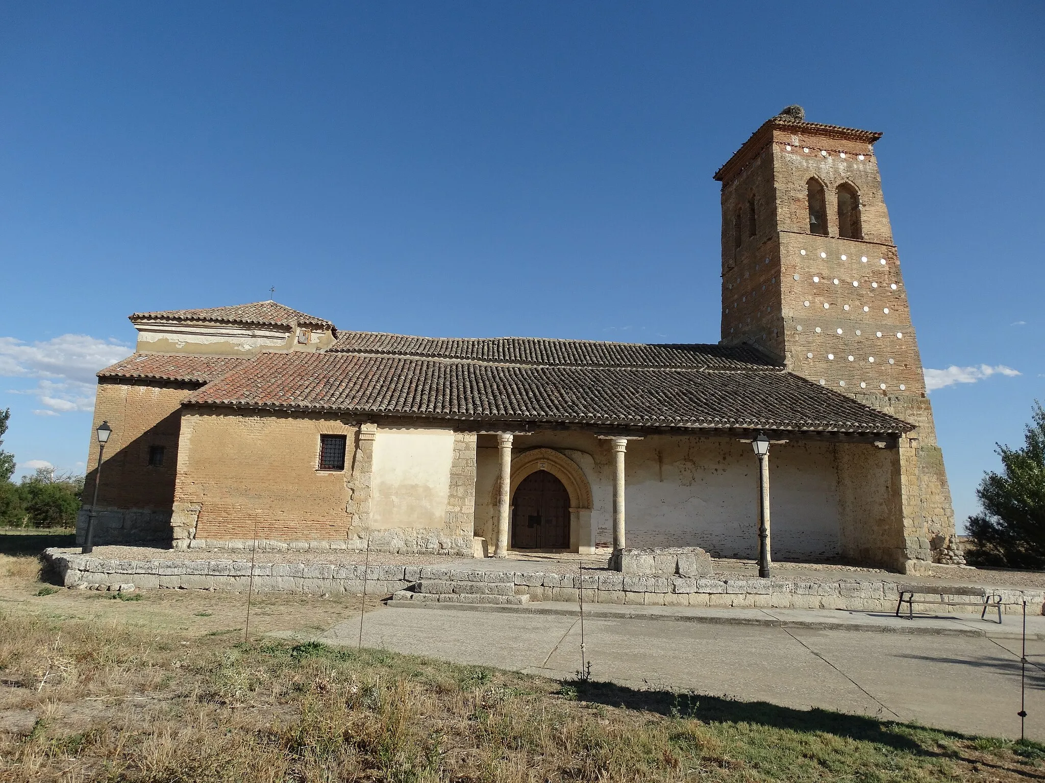Photo showing: Iglesia mudéjar de San Pedro en la Provincia de Palencia, Comunidad Autónoma de Castilla y León, España. Monumento declarado BIC (Bien de Interés Cultural).