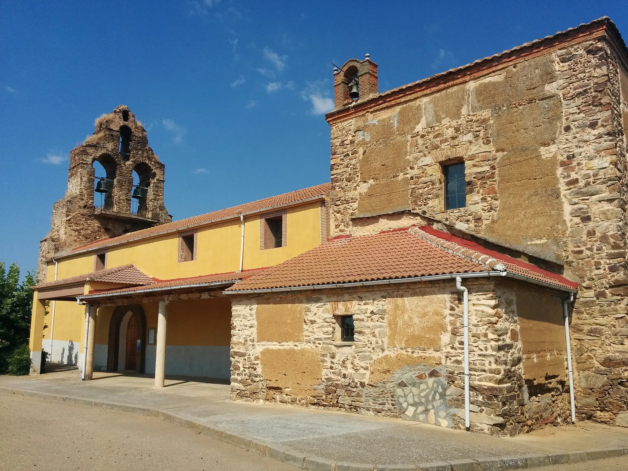 Photo showing: vista lateral de la Iglesia de Roperuelos del Páramo