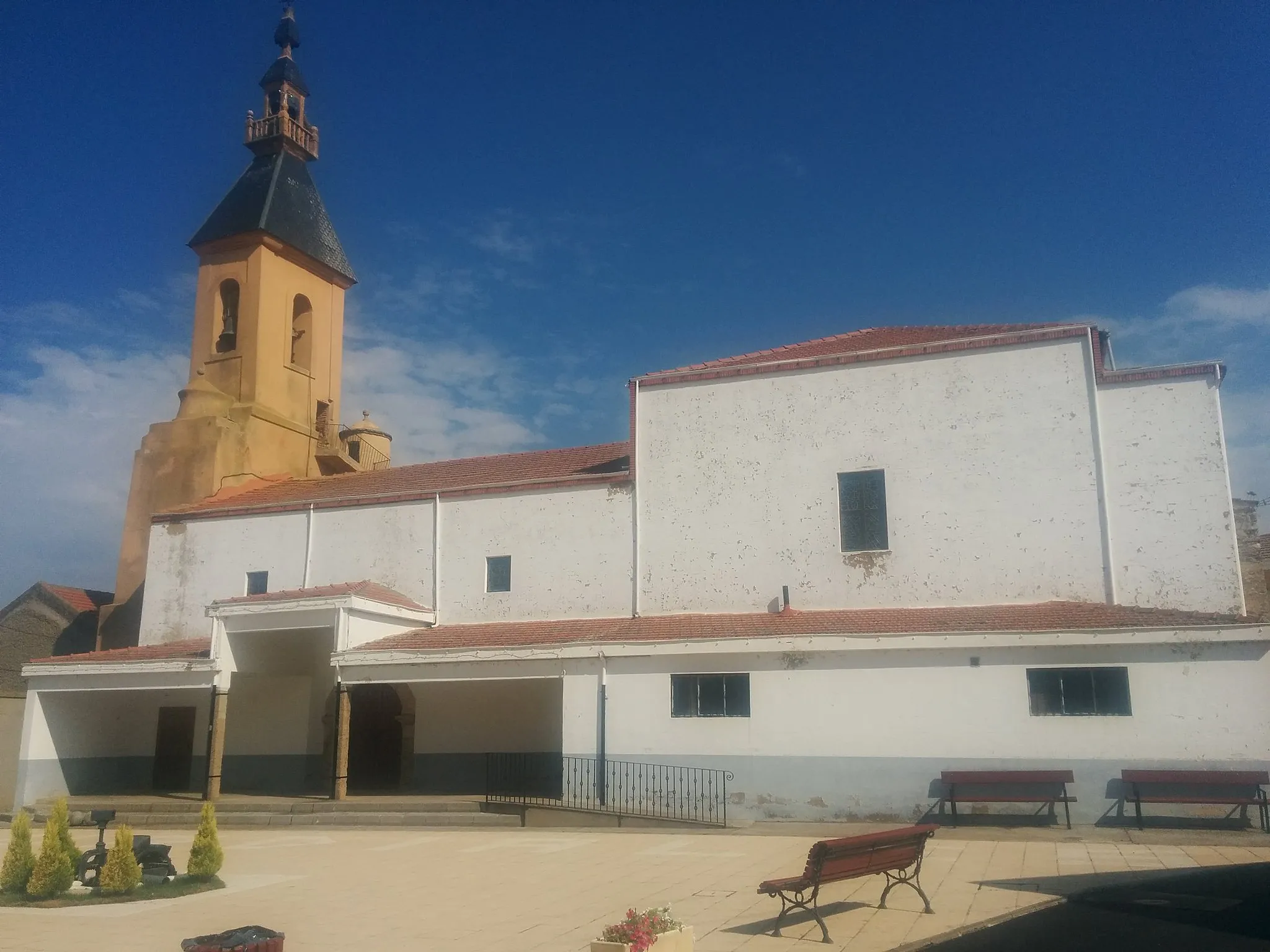Photo showing: Iglesia y plaza de Urdiales del Páramo