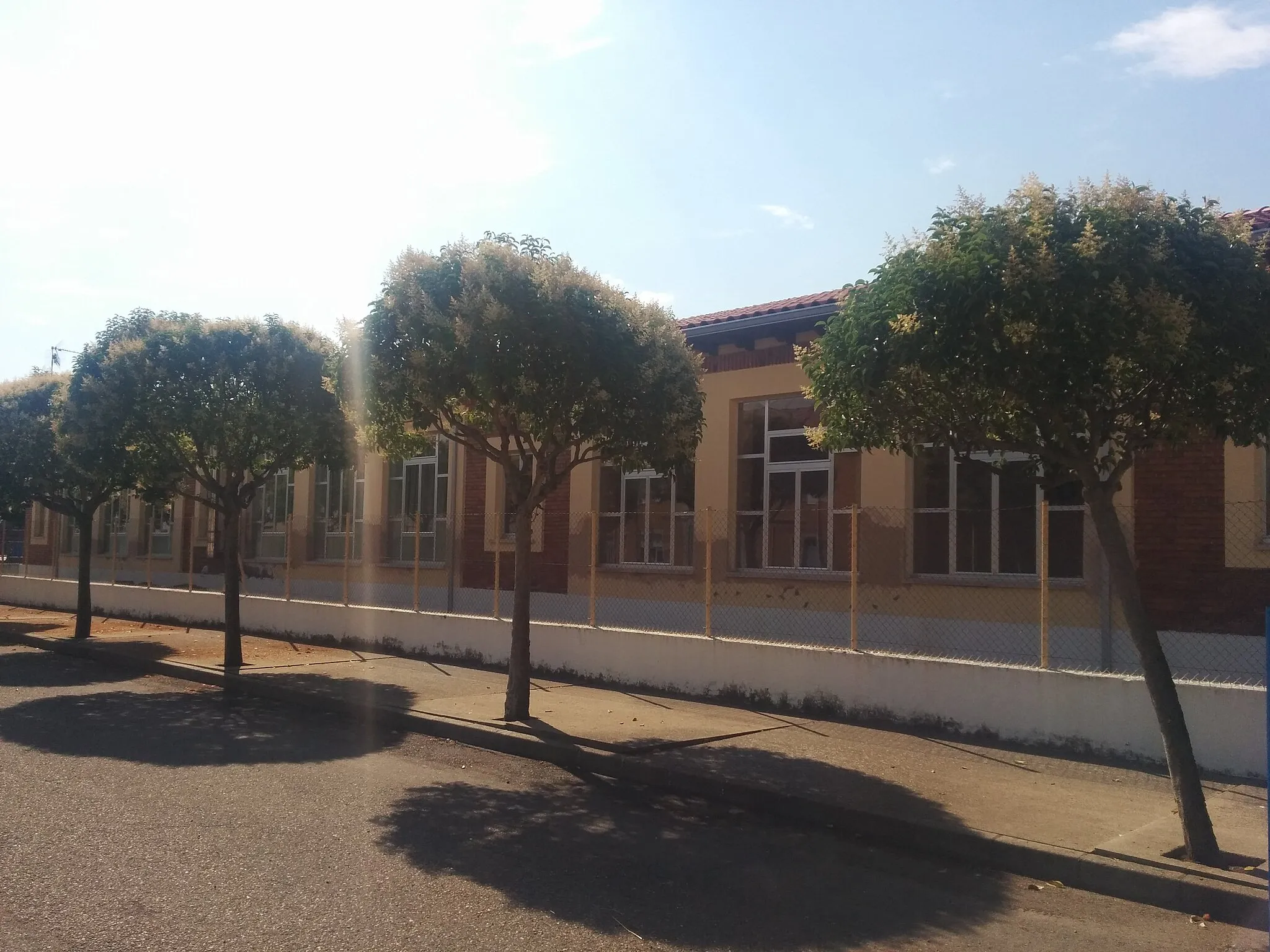 Photo showing: frontal de las escuelas de Urdiales del Páramo