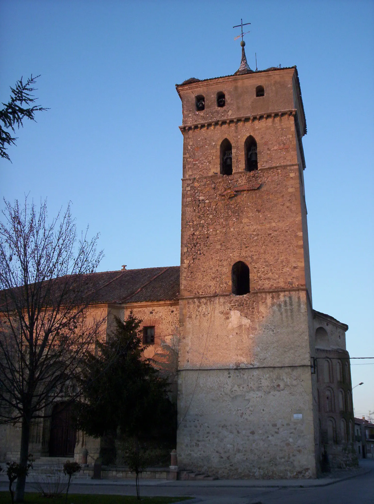 Photo showing: Santa María de Aguilafuente (Segovia). Tower, apse (on the right, in shadow) and portico.